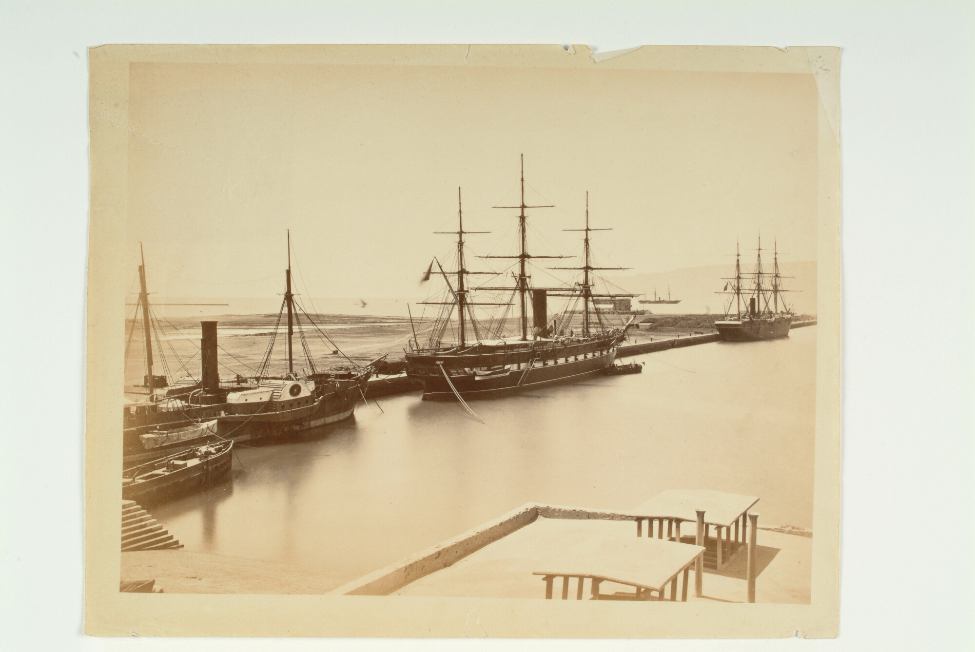 S.1416(02)1; Foto van afgemeerde schepen in de haven van Suez; foto