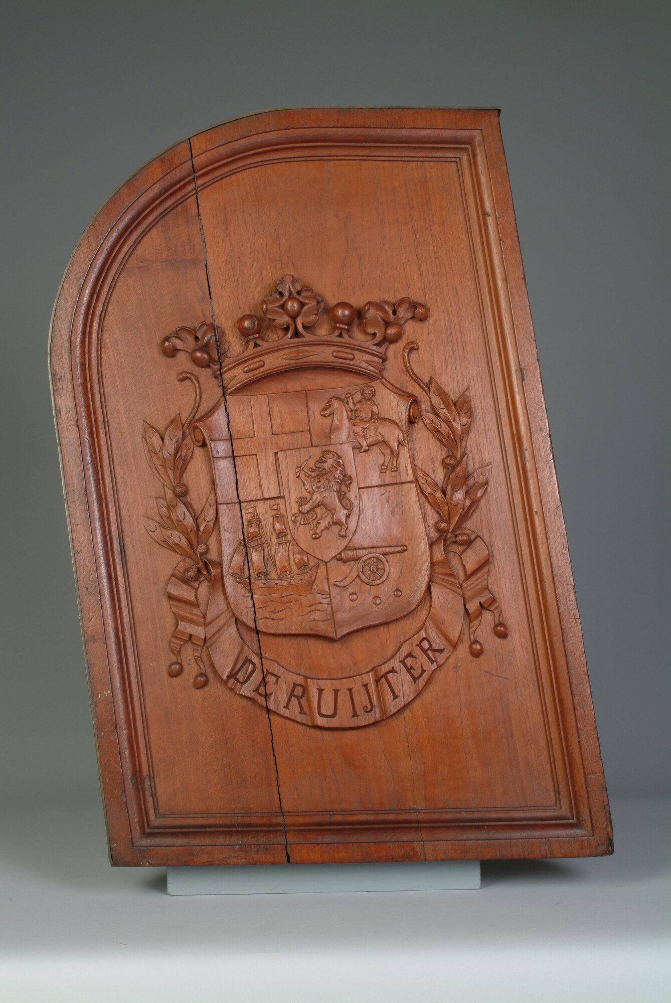S.0387(01)3; Valreepsbord afkomstig van Hr.Ms. pantserschip 'De Ruyter'; boordversiering