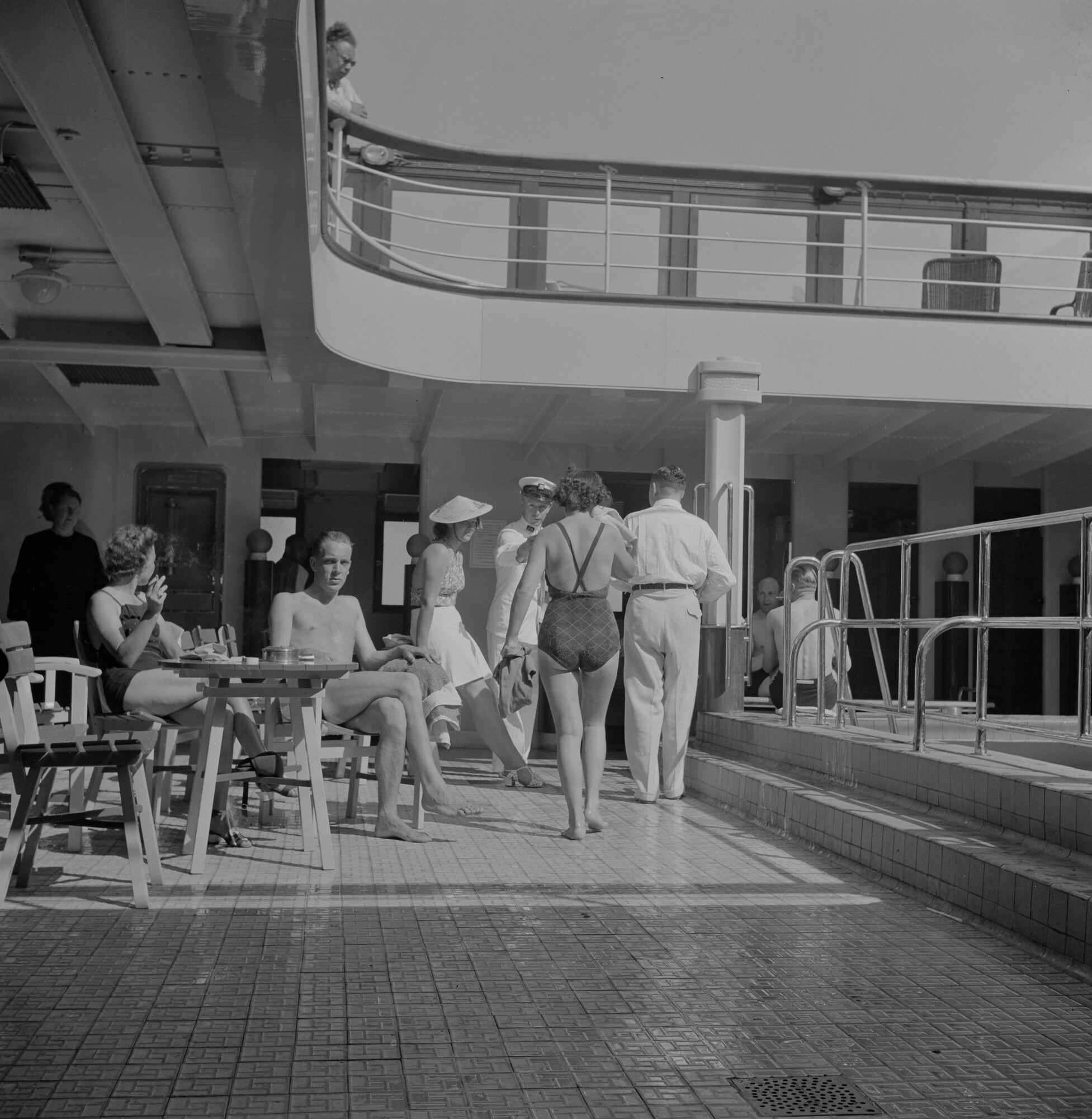 2015.1588; Negatief van passagiers rond het oude zwembad van ms. Oranje; negatief