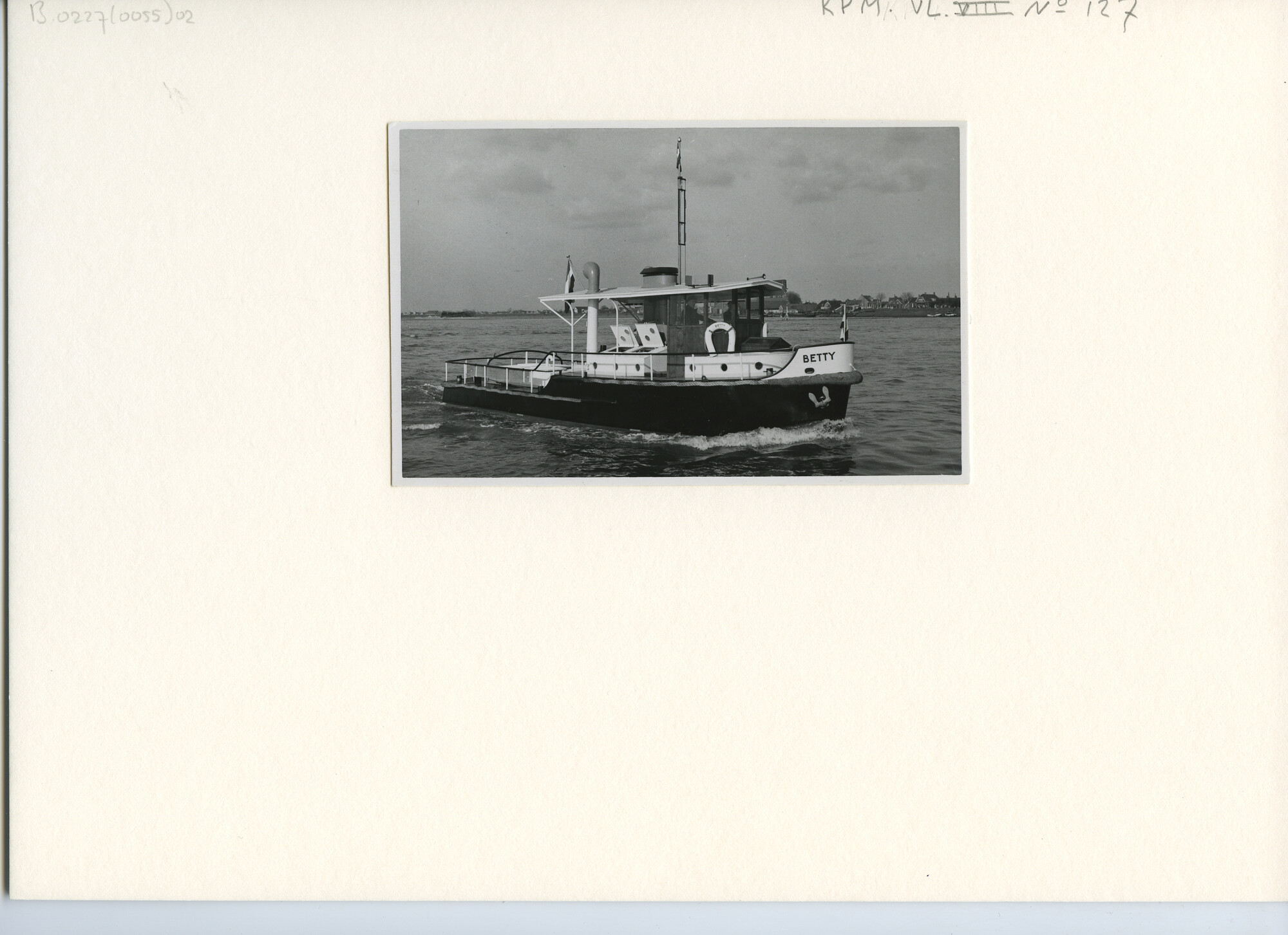 B.0227(0055)02; Foto van de riviersleepboot ms. Betty van de KPM; prentbriefkaart