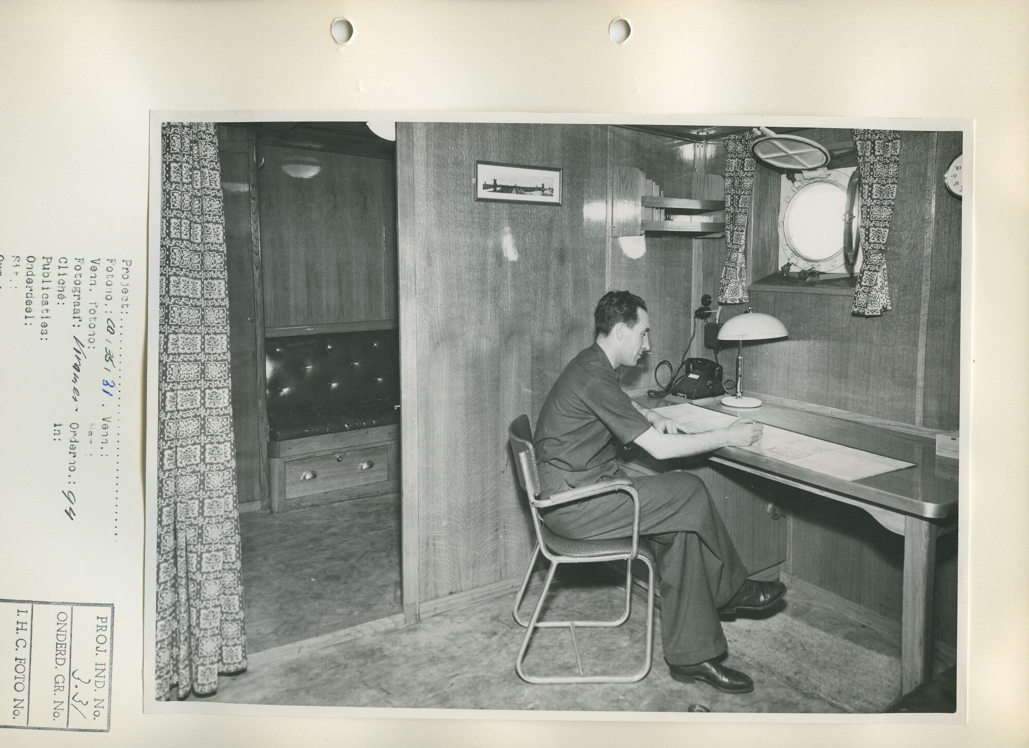S.5621(01)0091; Foto van sleepzuiger  "Pierre Durepaire"; man achter bureau.; foto