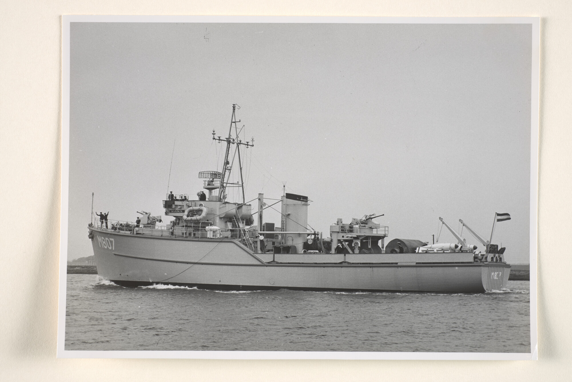 1995.1421; Fotos van de mijnenveger Hr.Ms. Waalwijk (M 807) kort na de overdracht [...]; fotoreportage