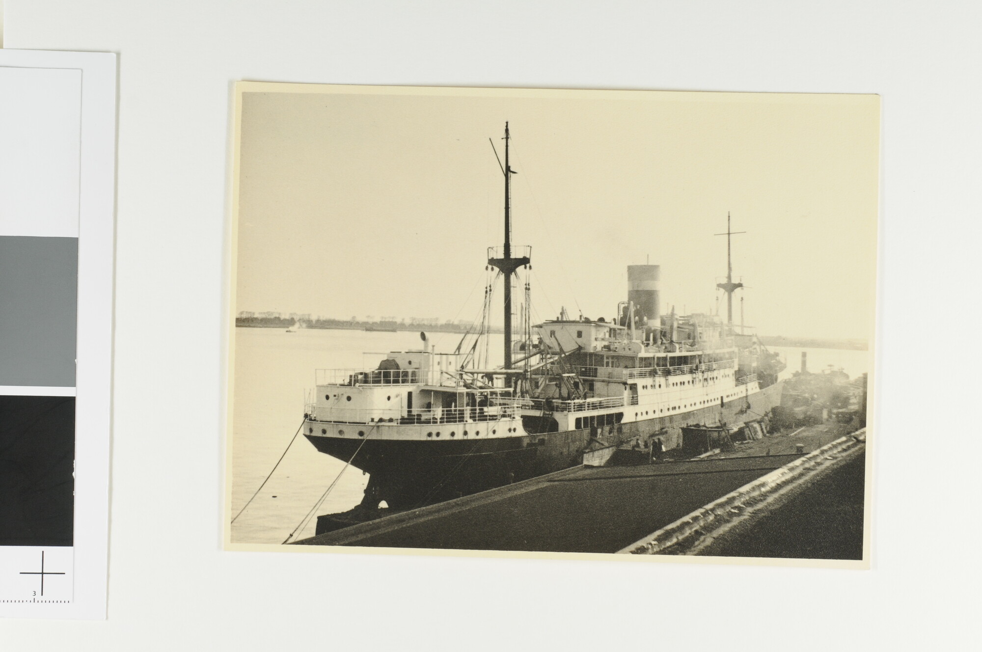 S.5582 a 0731; Het tot troepentransportschip omgebouwde passagiersschip ss. Stuyvesant van de KNSM; foto