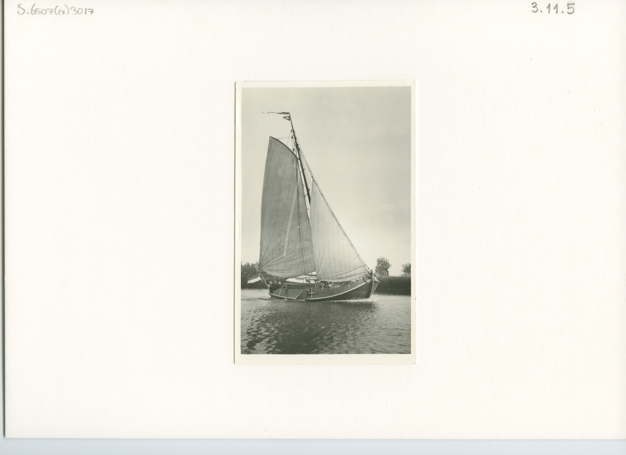 S.6507(01)3017; Zijaanzicht over stuurboord van de blanke Vollenhovense bol Jarro (vroeger Riepel) hoog aan de wind zeilend; foto
