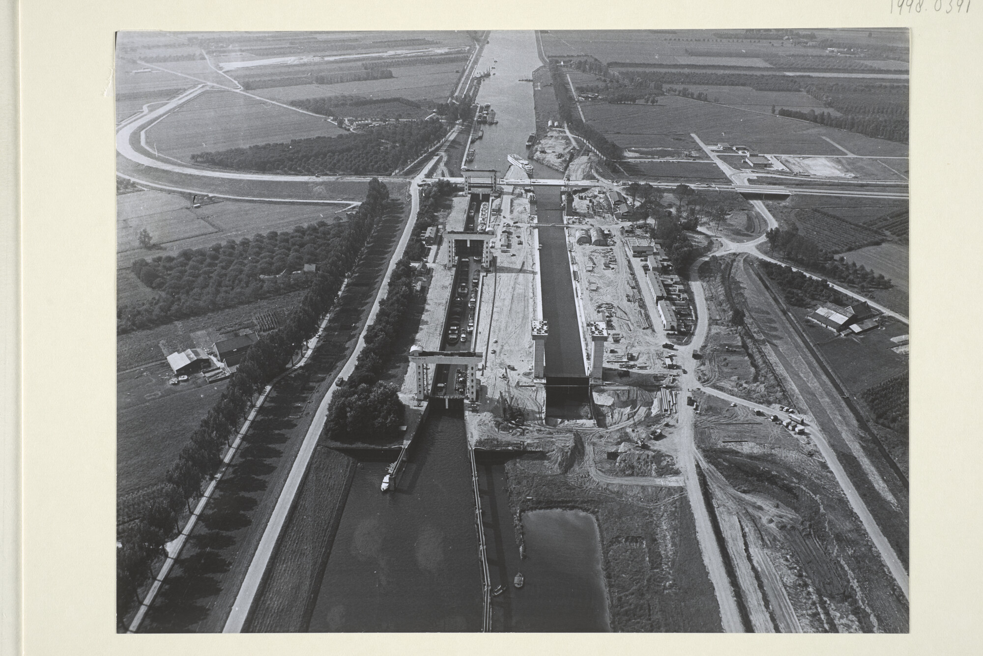 1998.0391; Luchtfotos van de uitbreiding van de sluis bij Wijk bij Duurstede in het Amsterdam-Rijnkanaal [...]; fotoreportage