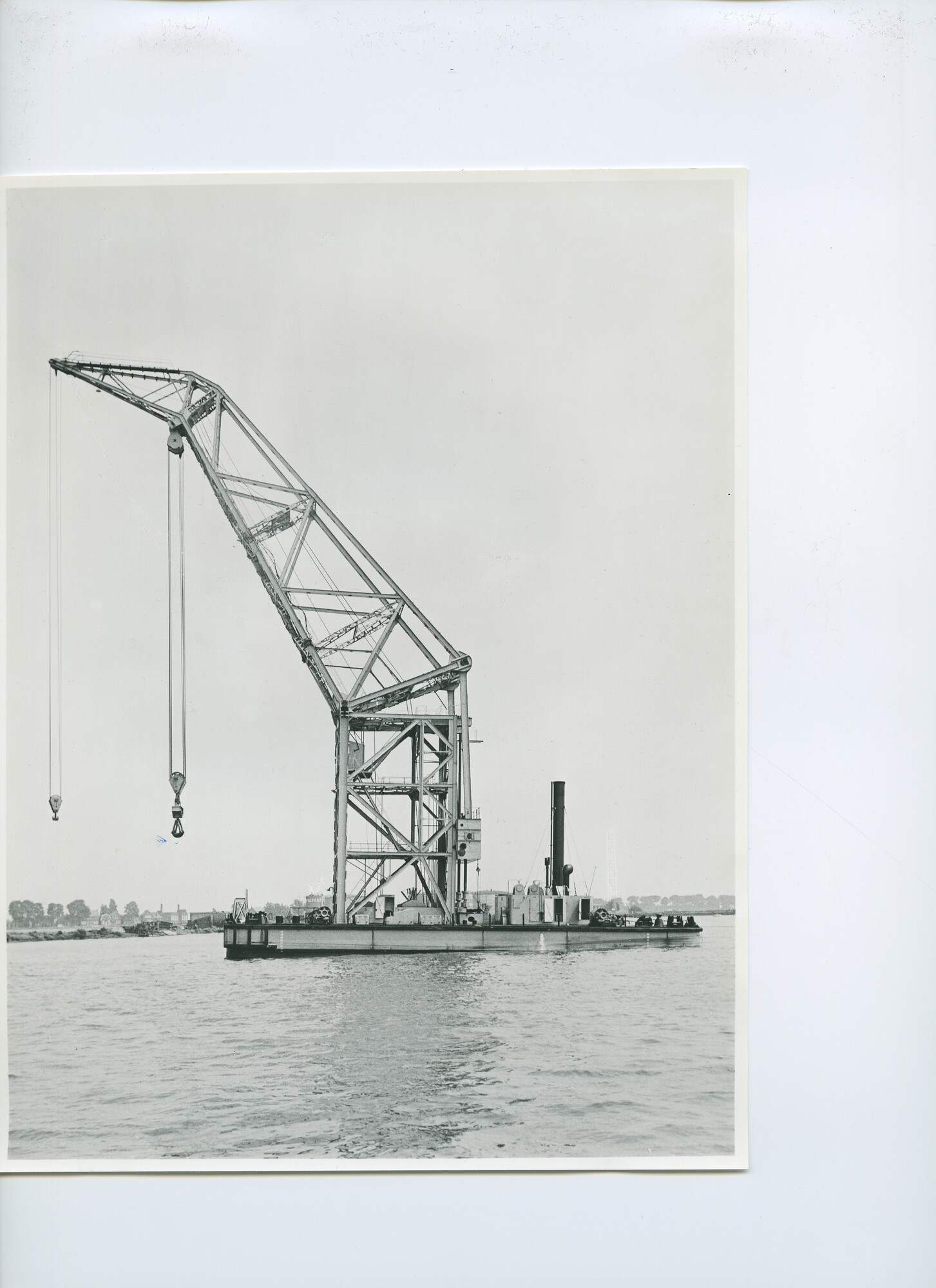 S.5621(01)0181; Foto van 150 tons drijvende bok.; foto