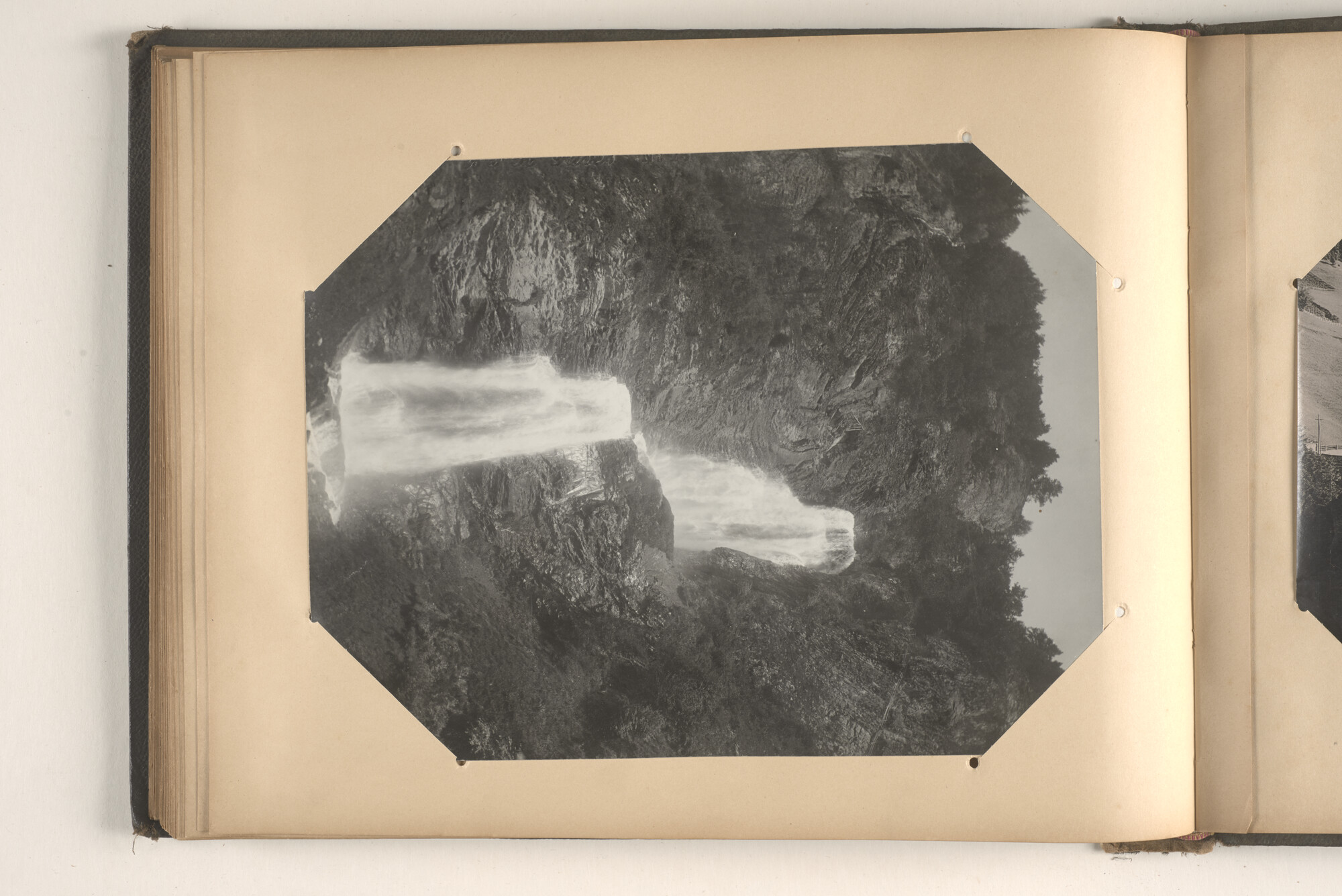 2015.0862; Fotoalbum met souvenirfoto’s verzameld tijdens de reizen van James Reginald Filz, 18 oktober 1901 t/m september 1904; fotoalbum