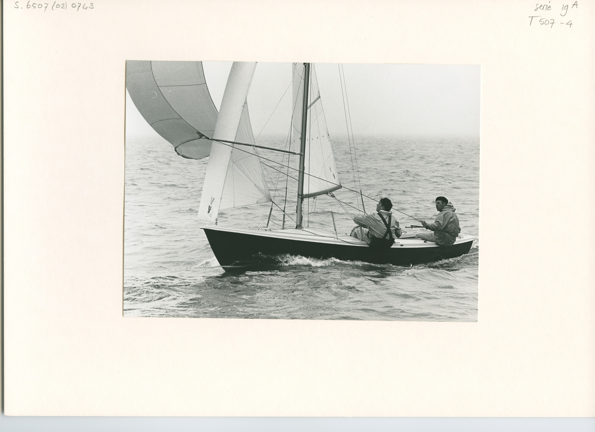 S.6507(02)0743.02; Zwart-wit foto van de Hollandweek II 1966: Randmeer nummer 43 (H.J. de Ruyter) [...]; foto