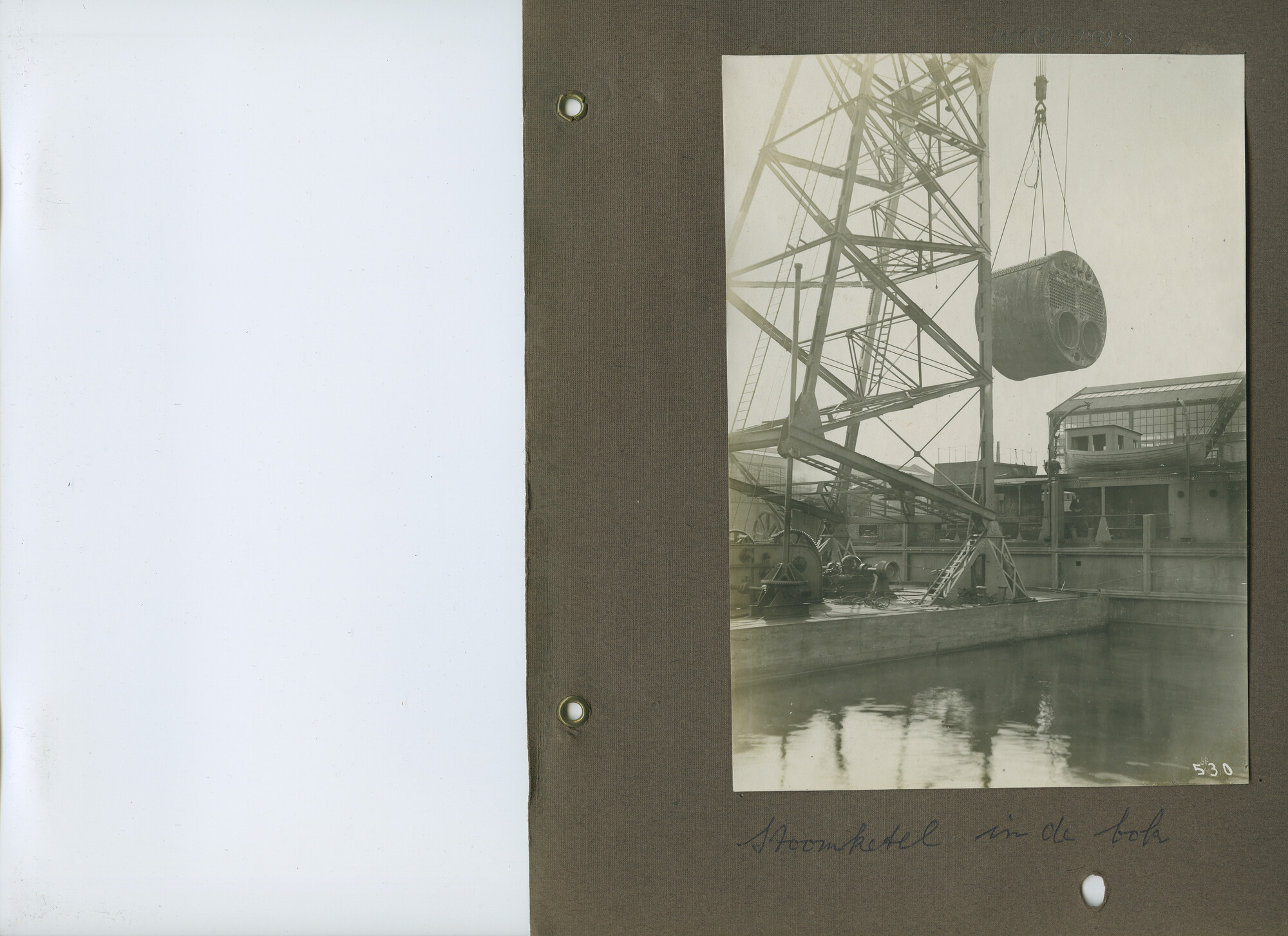S.6386(113)0041; Foto van stoomketel in de bok; foto