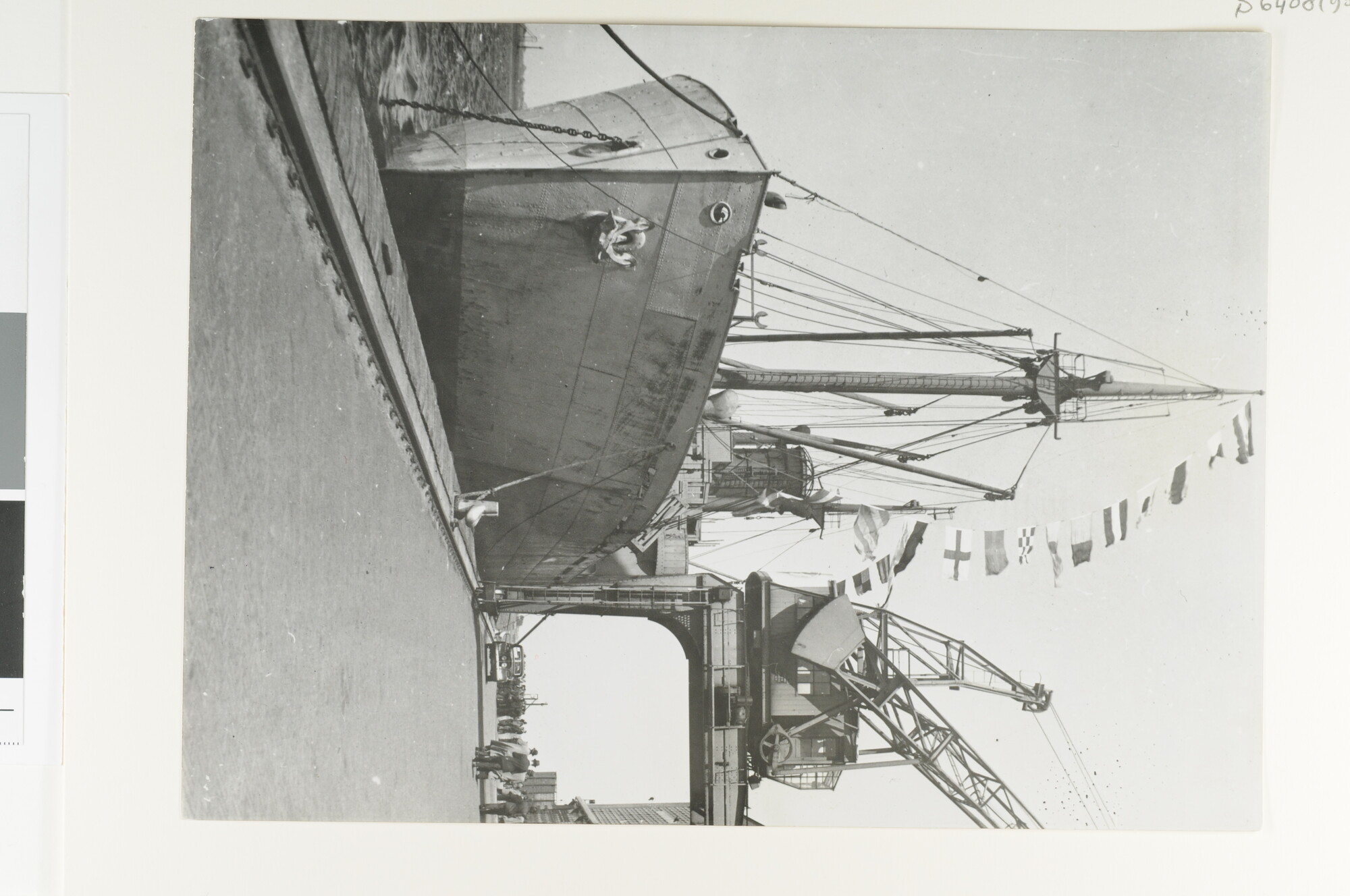 S.6408(0959); Het vrachtschip ss. 'Titus' van de KNSM ligt afgemeerd in aan de kade in de haven van Amsterdam, 1945; foto
