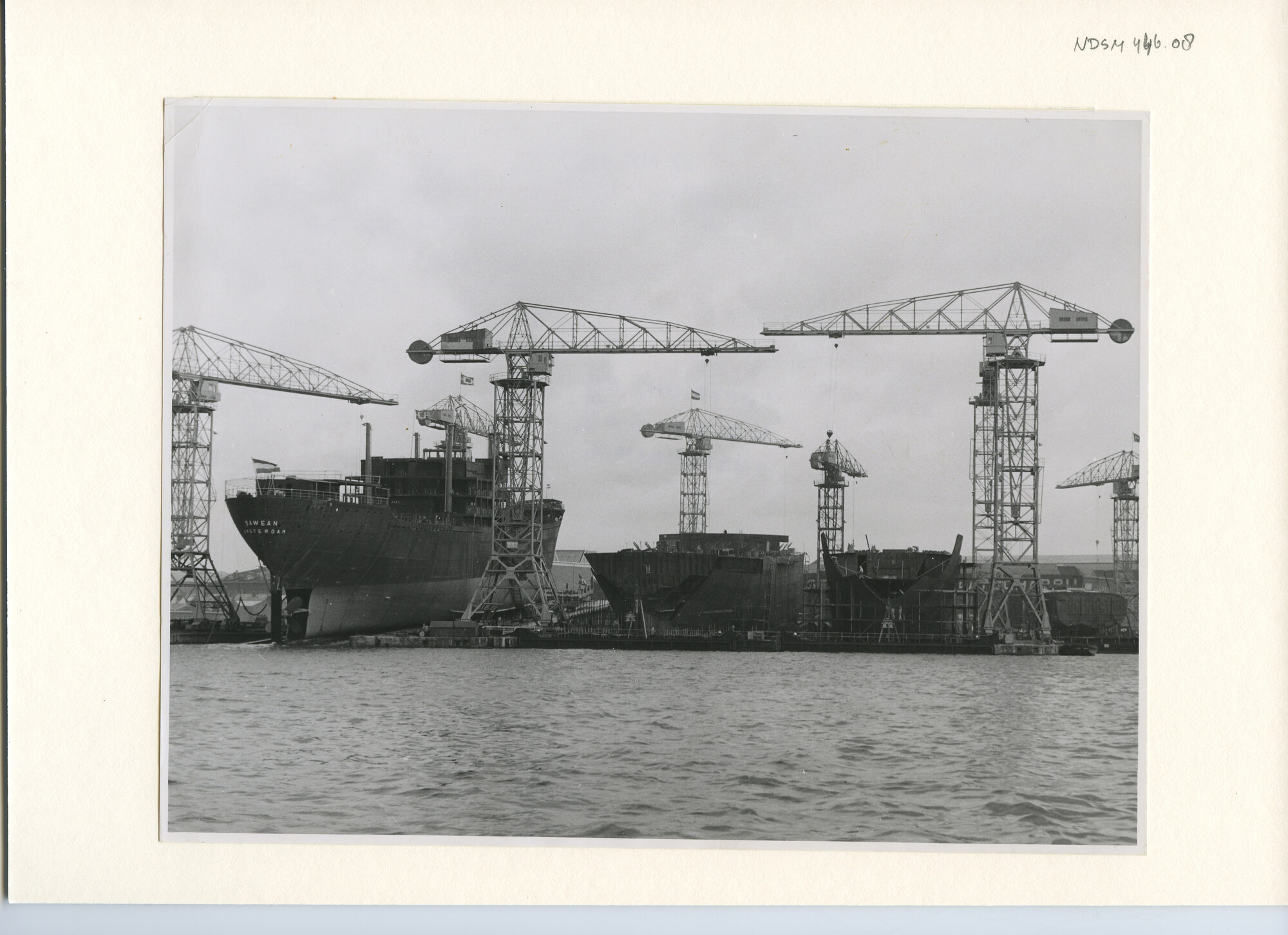 S.5444(2256)3; Foto van het vrachtschip ms. Bawean, klaar voor de tewaterlating bij de NDSM; foto