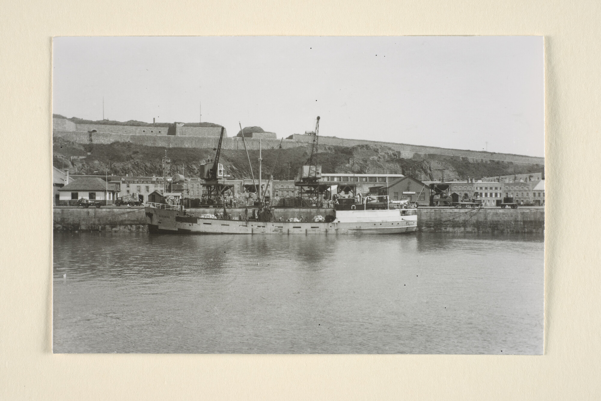 1996.1413; De coaster ms. 'Algarve' van Hammerstein's Rederijbedrijf te Rotterdam [in 1939 gebouwd bij Scheepswerf C. Boele in Bolnes] ligt in een buitenlandse haven; foto