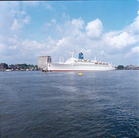S.9100(6994); Dia van het Griekse cruiseschip ss. Regina Magna (ex- Bremen van de HAPAG Lloyd) van de Carras Cruises bij de passage van het Havengebouw [...]; diapositief