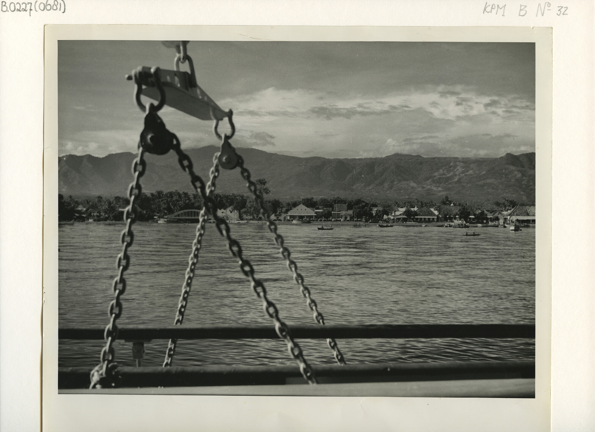 B.0227(0681); Gezicht op de kust van Boeleleng (Noord-Bali); foto