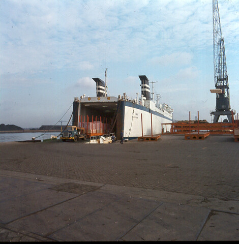 S.9100(7652); Dia van VCK-truck die het Finse Ro-Ro-schip ms. Arona uit Mariehamn uit [...]; diapositief