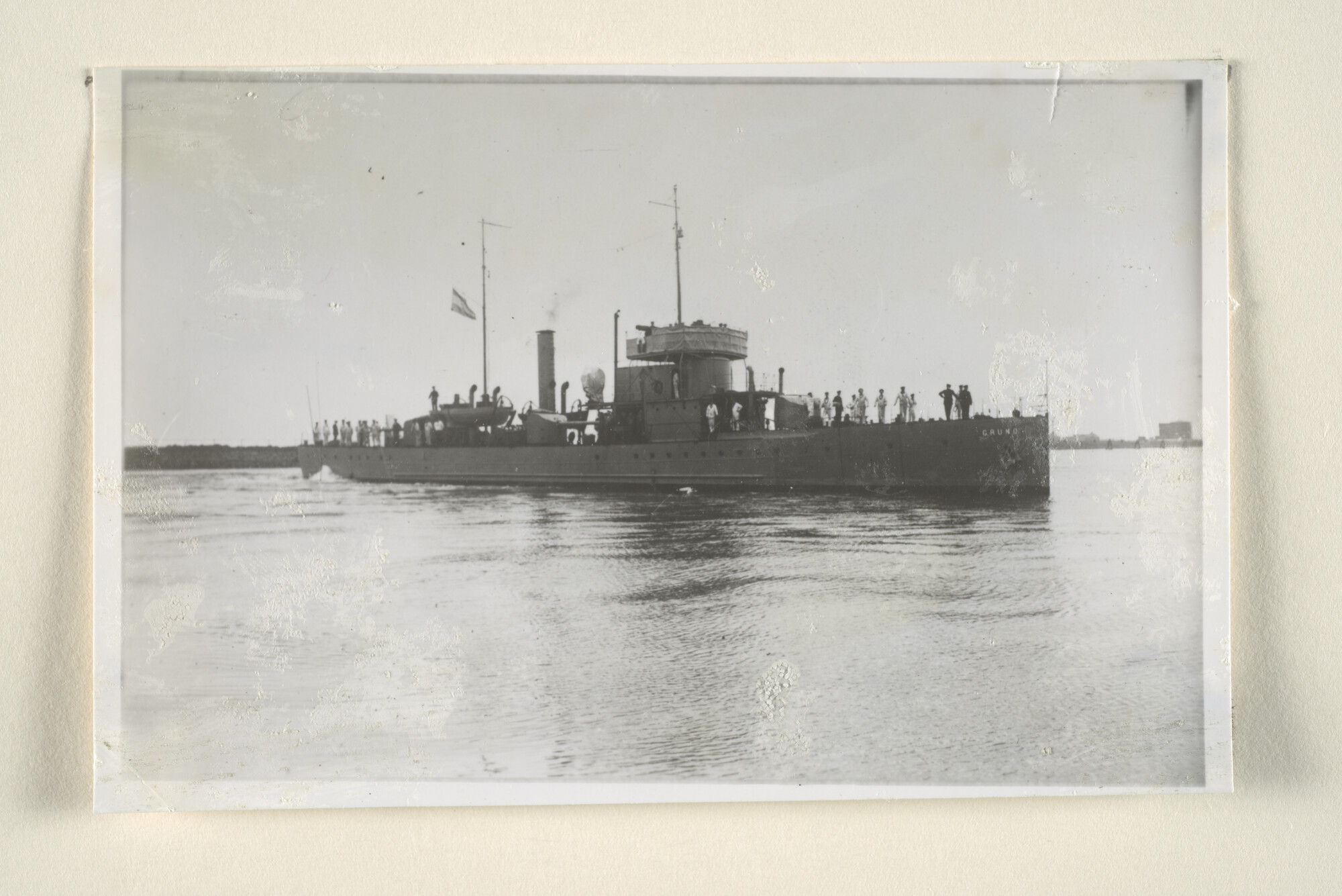 1994.7152; De pantserboot (na 1935 kanonneerboot) Hr.Ms. 'Gruno'; foto