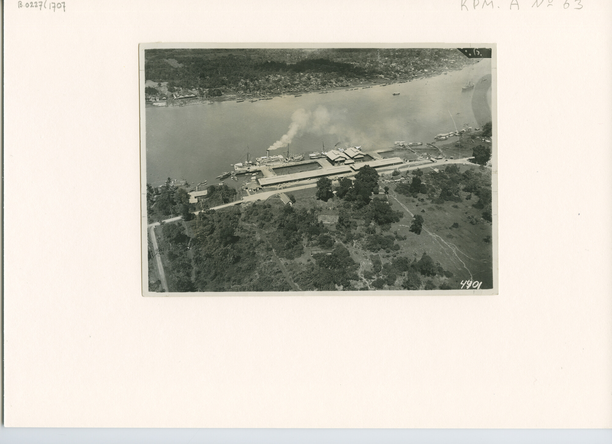 B.0227(1707); Foto van K.P.M. schip aan de steiger te Palembang; foto