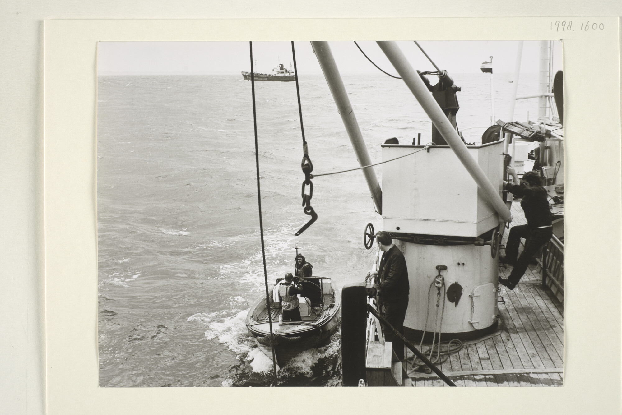 1998.1600; Foto's van het weer aan boord hijsen van een loodsvlet bij het loodsafhaalvaartuig ms. 'Bellatrix' voor de kust van IJmuiden [...]; fotoreportage