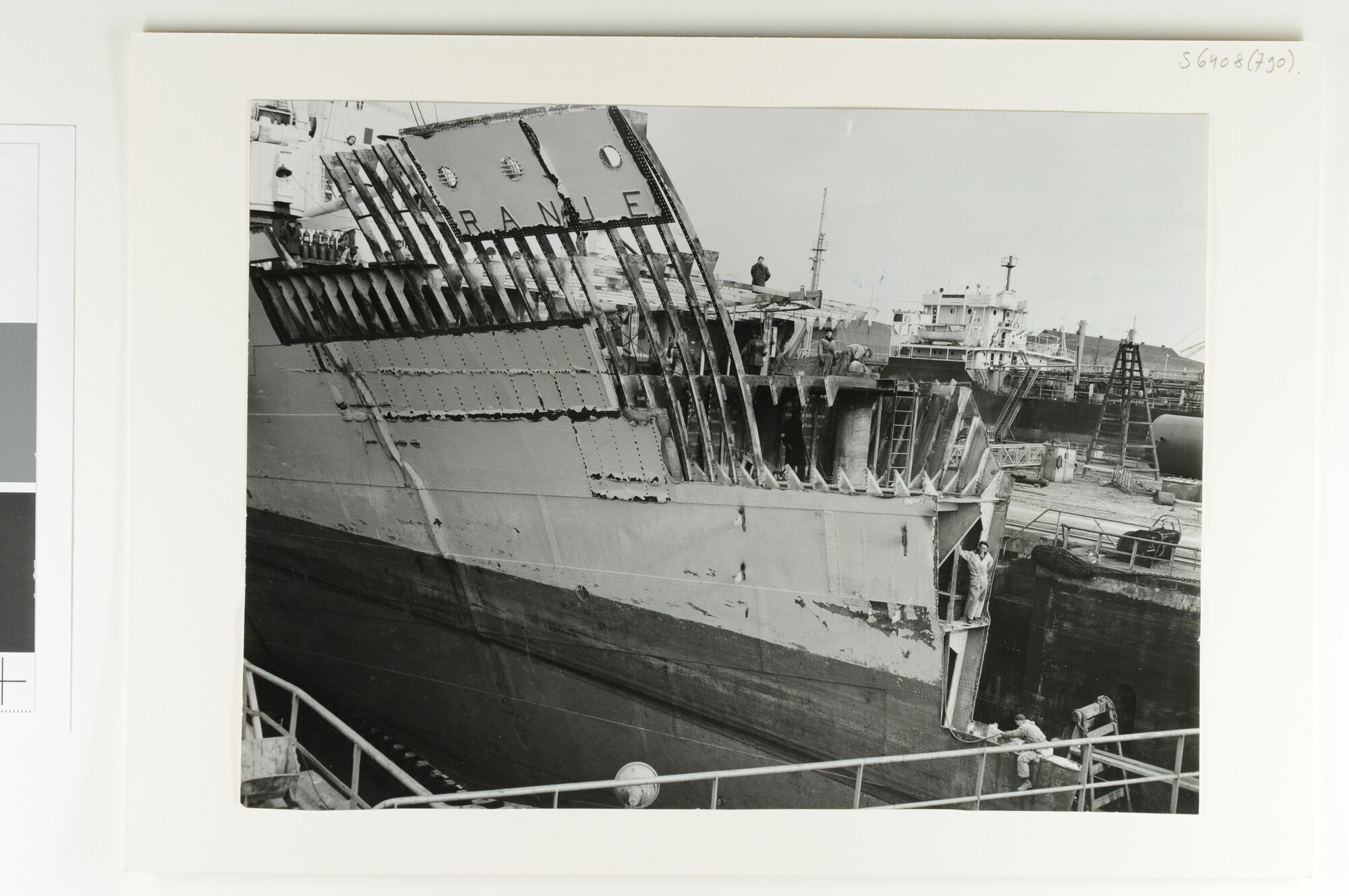 S.6408(0790); Het ms. Oranje ligt in het droogdok van de NDSM, Amsterdam; foto