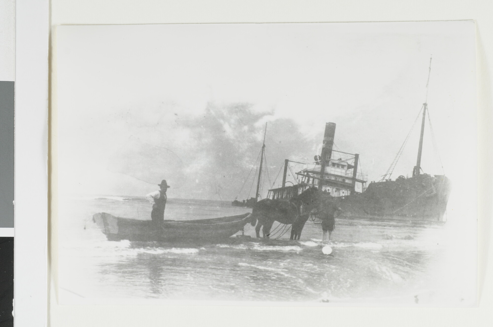 1992.1474; Stranding van het Deense vrachtschip ss. 'Malmo' op het strand van Ameland; foto