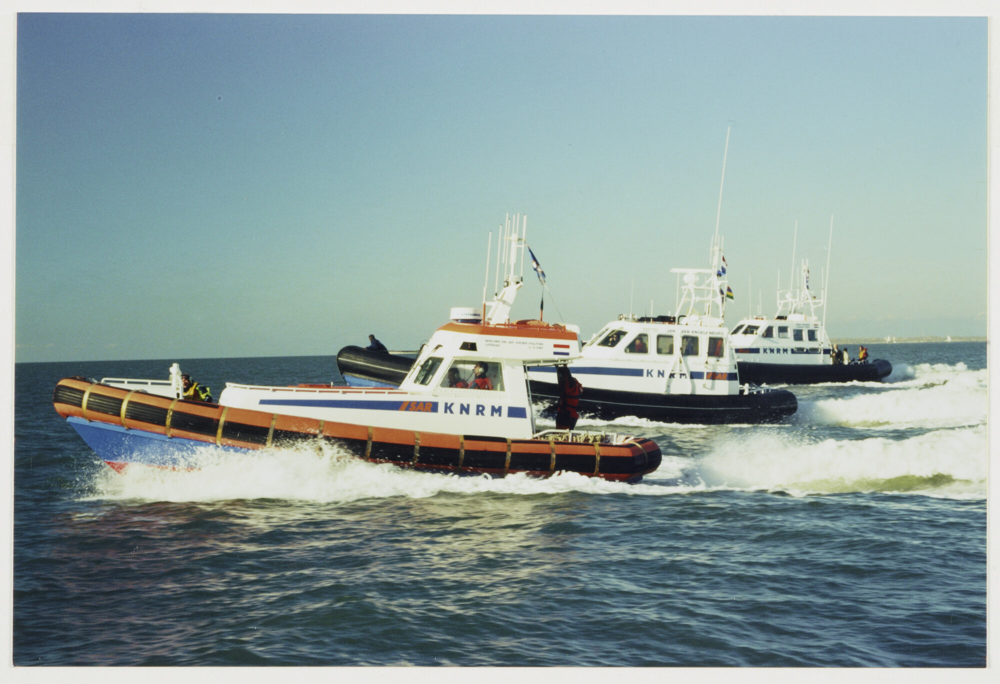 2000.1799; Drie reddingboten van de KNRM op zee, vlnr de strandreddingboot Wiecher en [...]; foto