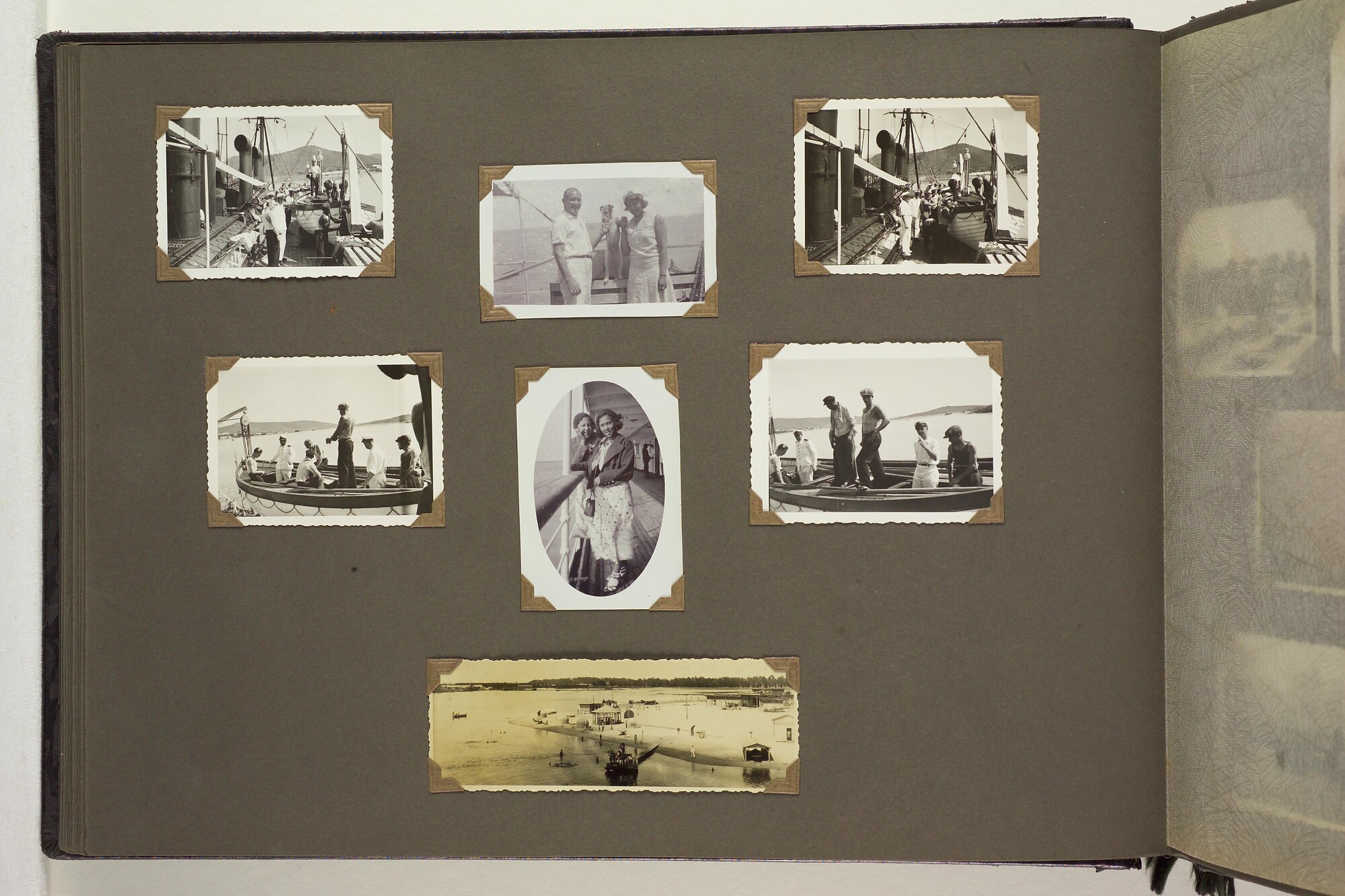 S.5548(091); Persoonlijk album van J.D. van Schooten met foto's aan boord van het ss. Tjikini; fotoalbum