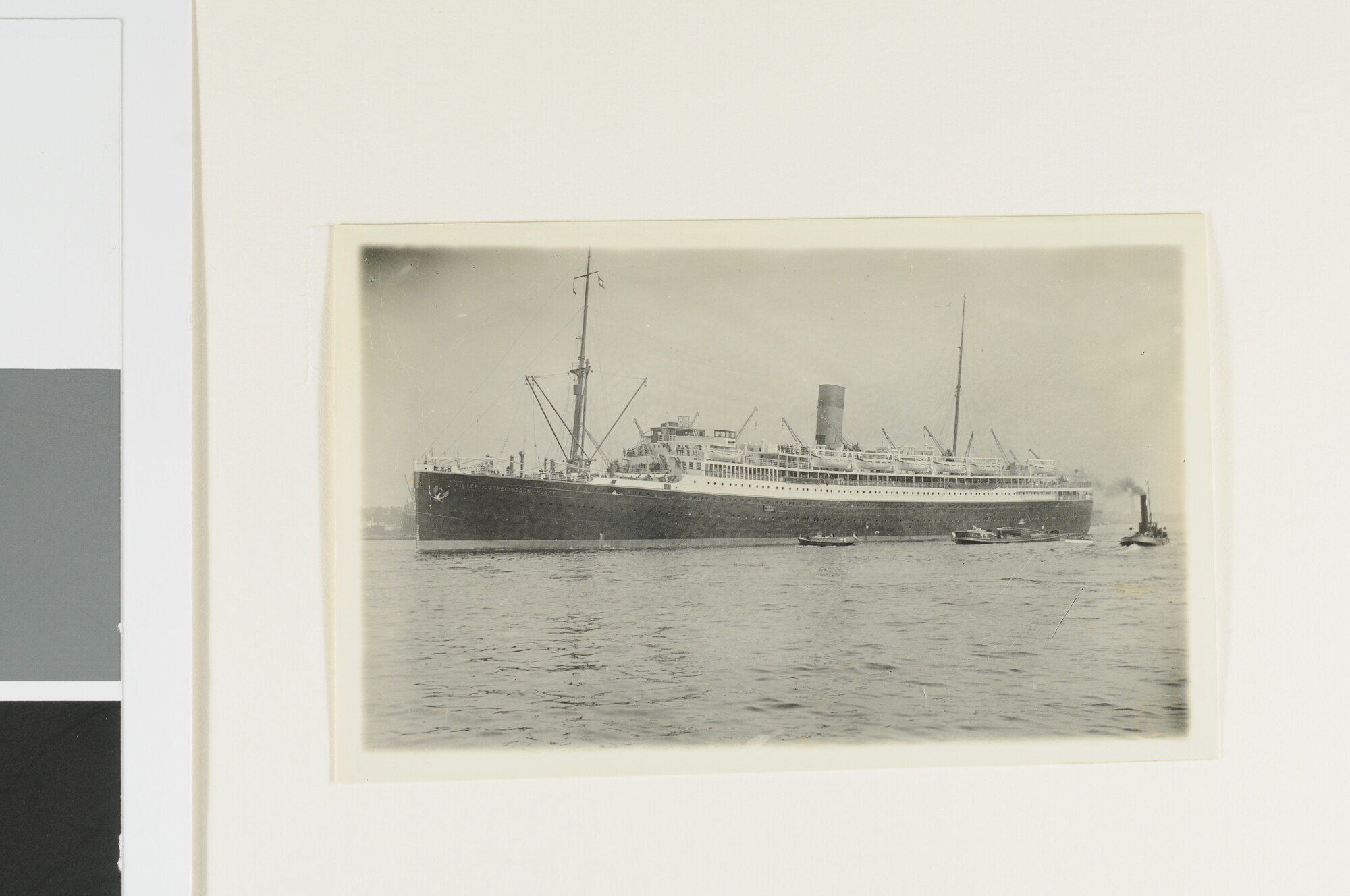 S.3565(48); Het mailschip ms. P.C. Hooft van de SMN bij vertrek uit Amsterdam; foto
