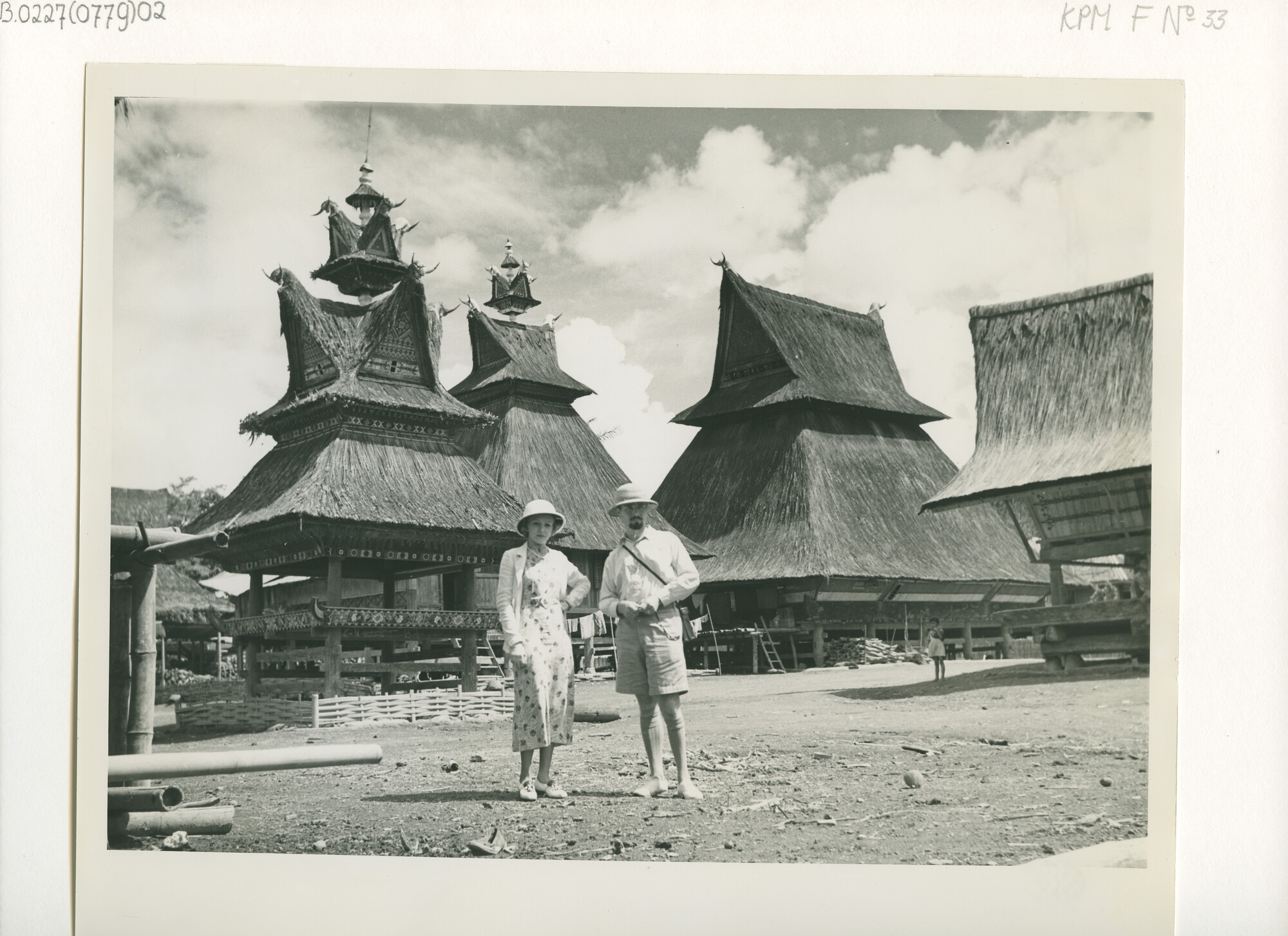 B.0227(0779)02; Foto van Batakhuizen in Kabandjahe (Oostkust Sumatra); foto