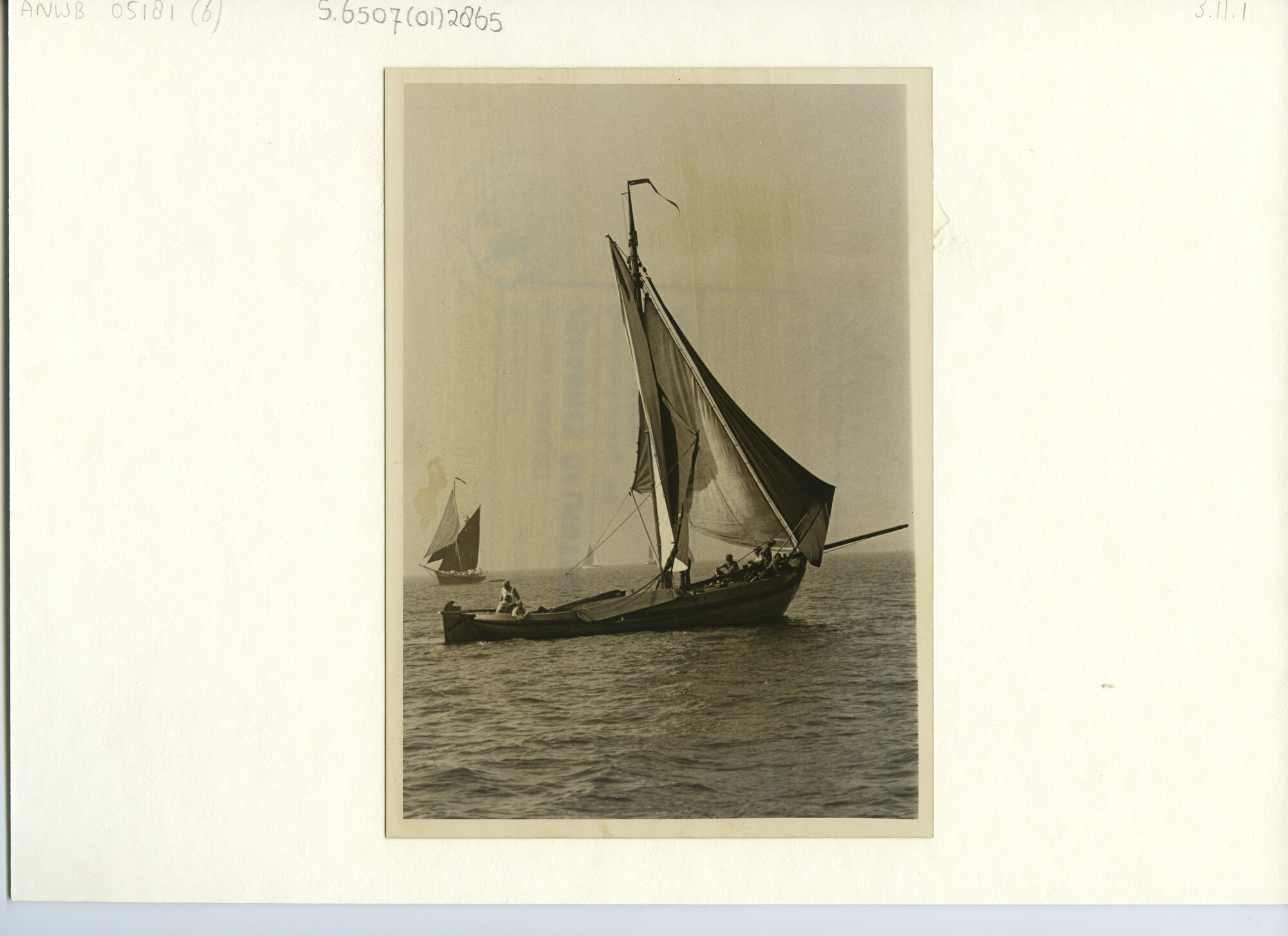 S.6507(01)2865; Een voor de wind zeilende botter en een aan de wind zeilende kotter tijdens de Enkhuizen wedstrijd (1978); foto