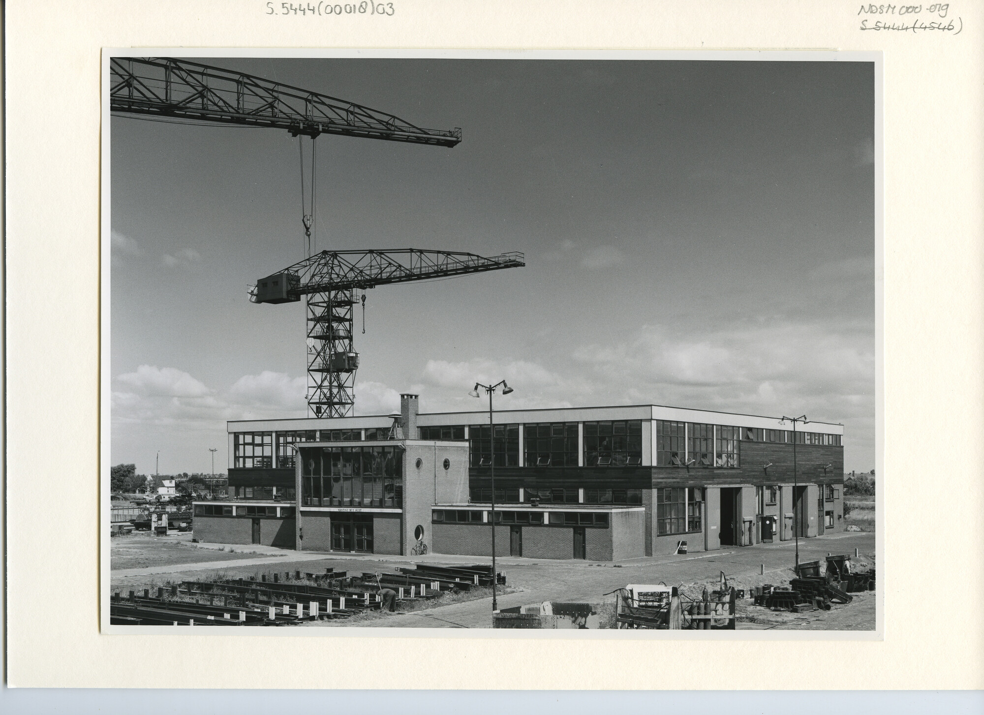 S.5444(00018)03; Interieurfoto van de loodsen en gebouwen van de werf van de Nederlandsche  Dok en Scheepsbouw Maatschappij in de jaren '50; foto