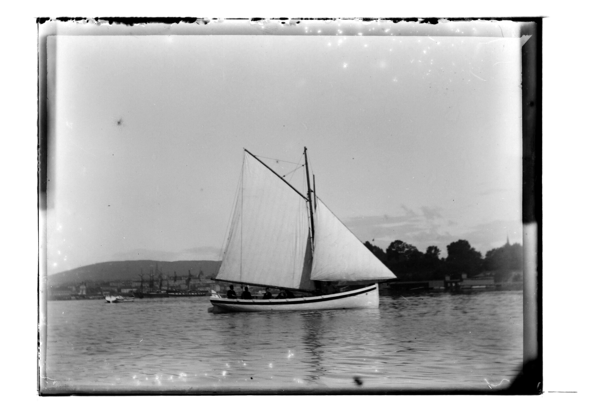 S.3319(049)a; Zeilsloep vermoedelijk van het pantserdekschip Hr.Ms. 'Holland'; negatief