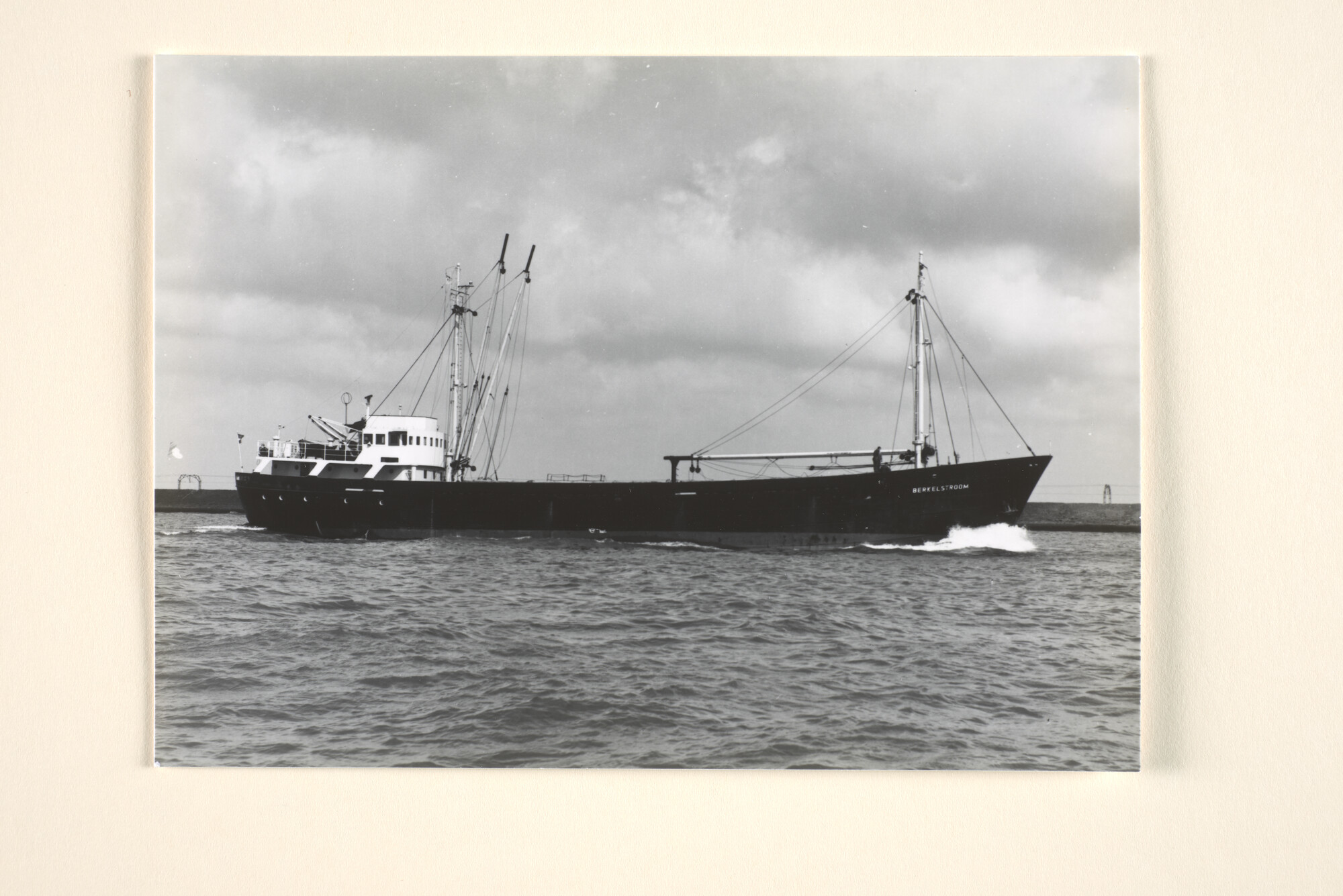 1995.6306; Het vrachtschip ms. 'Berkelstroom' van de Hollandsche Stoomboot Maatschappij; foto