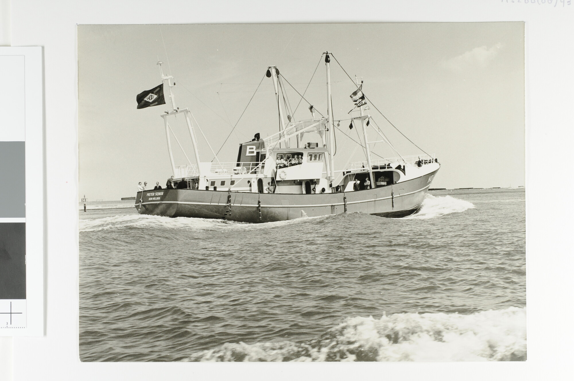 A.5260(08)43; De boomkorkotter 'Pieter Senior' (HD 38) van P. Bais te Den Helder varende op de Nieuwe Waterweg tijdens de proefvaart; foto