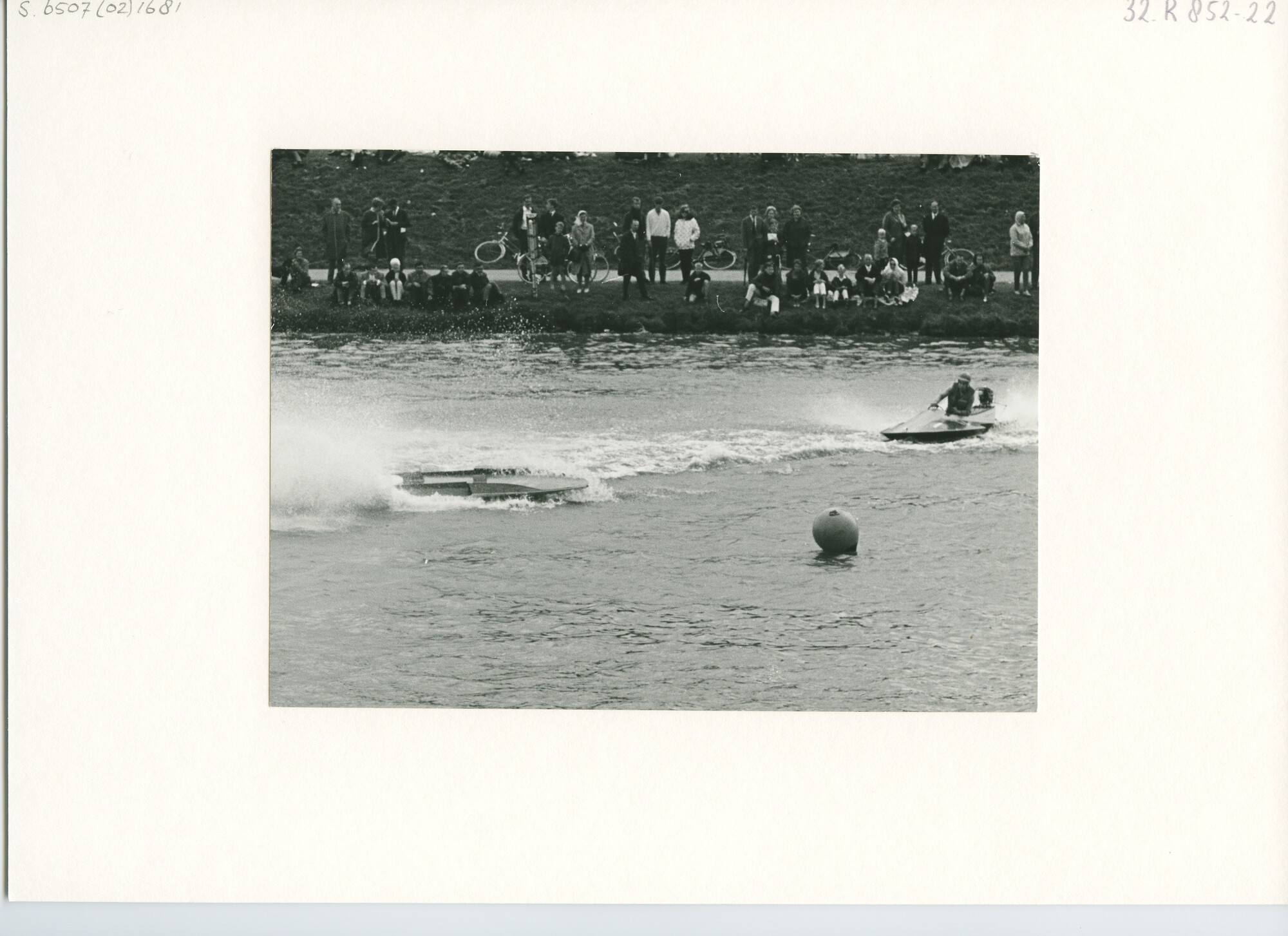 S.6507(02)1681.02; Zwart-wit foto van een wedstrijd voor open motorbooten met buitenboordmotor op de Bosbaan te Amsterdam; foto