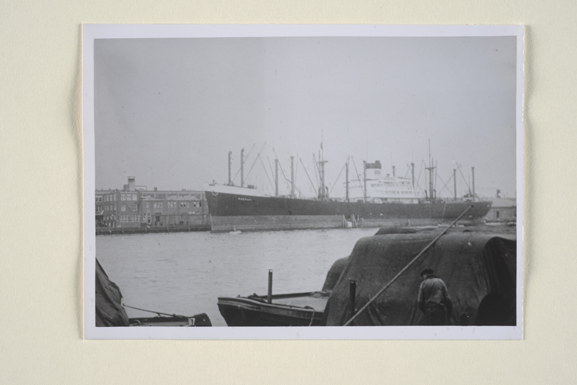 1995.5054; Het vrachtschip ms. 'Roepat' van de SMN; foto
