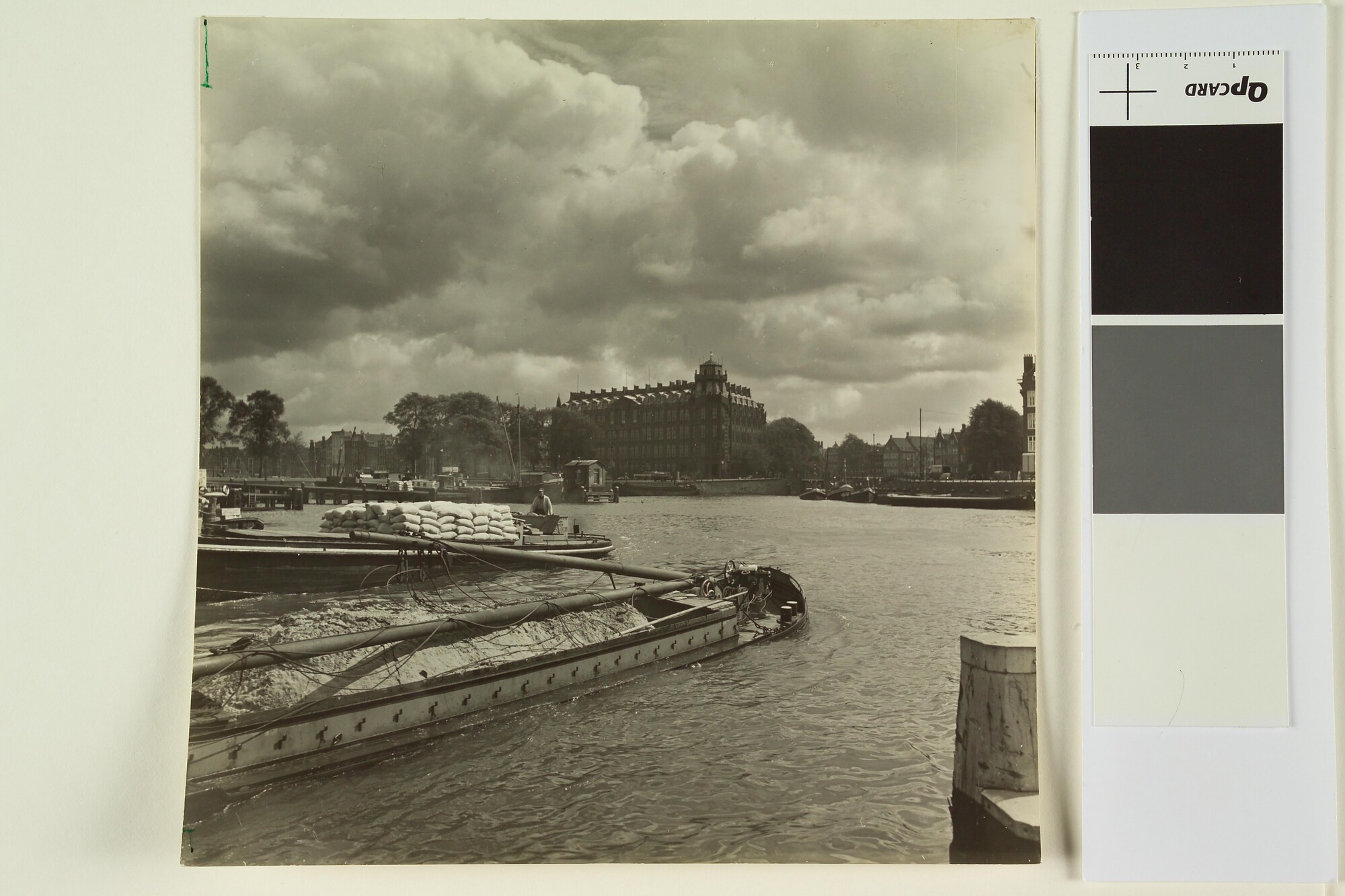 1998.0216; Het Scheepvaarthuis gezien vanaf de Oosterdokskade, Amsterdam; foto