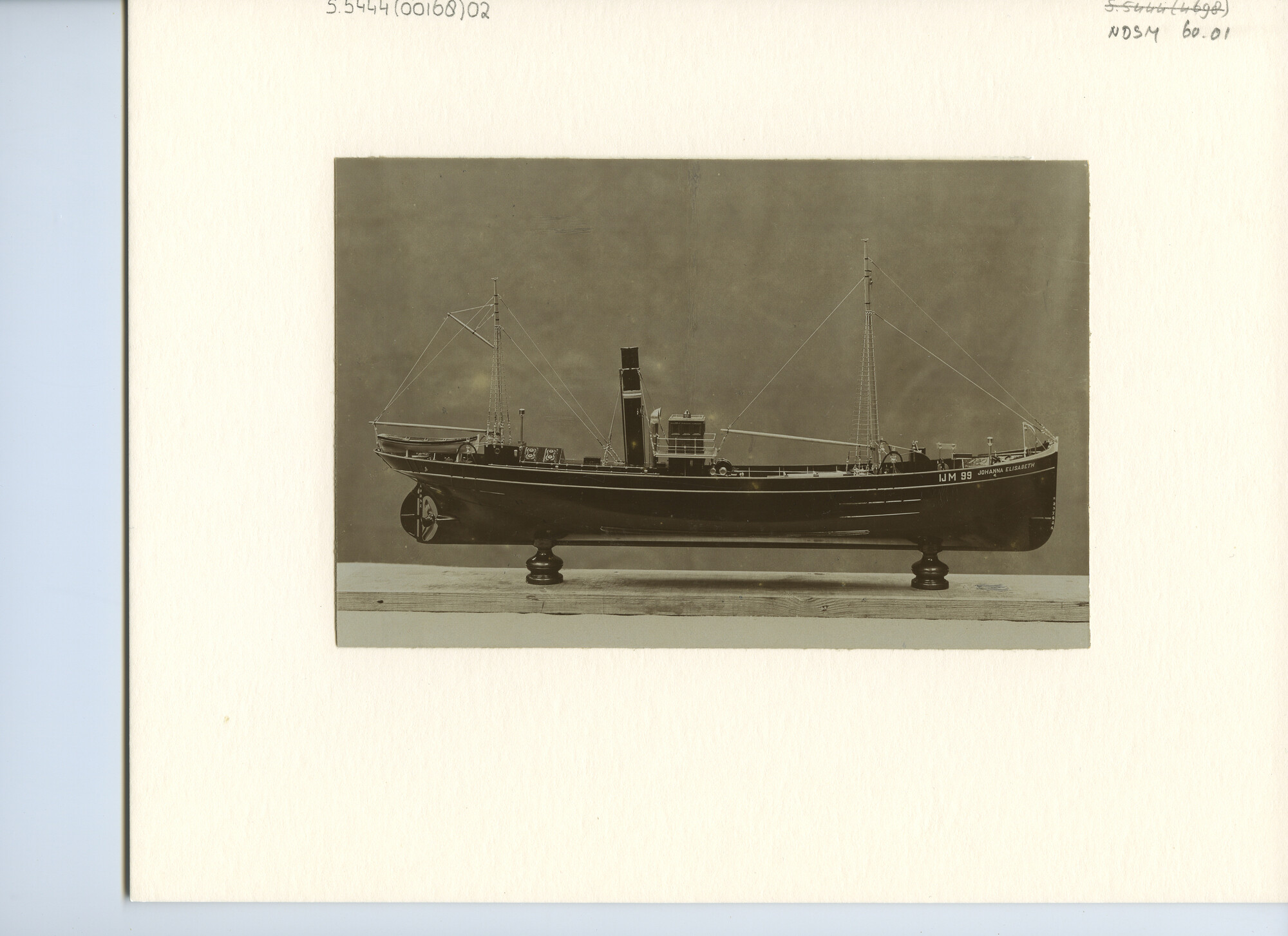 S.5444(0168)2; Foto van het scheepsmodel van de stoomtrawler Johanna Elisabeth (IJM 99); foto