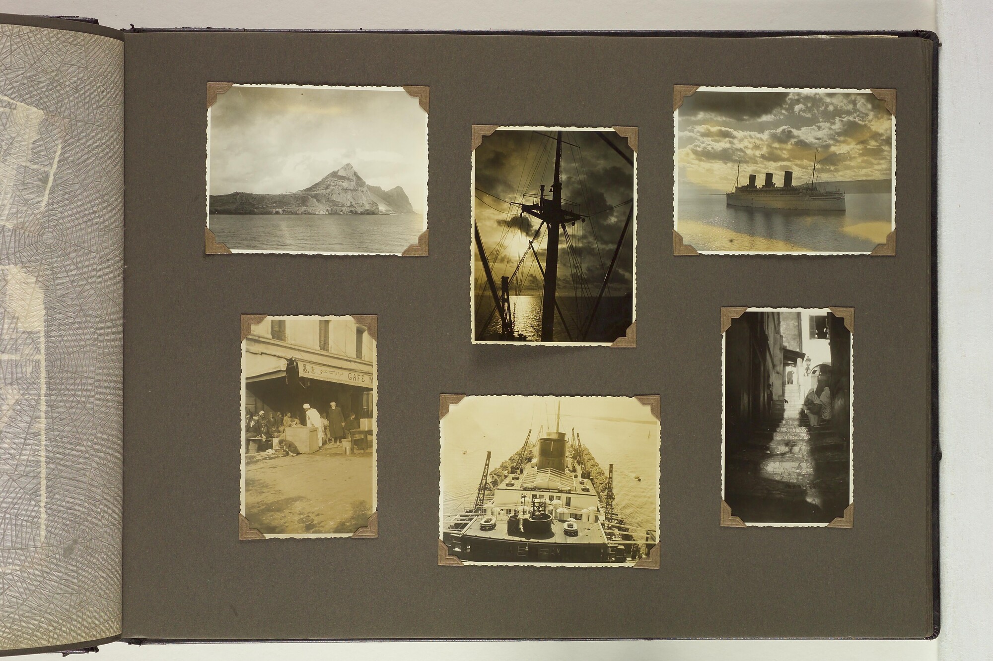 S.5548(091); Persoonlijk album van J.D. van Schooten met foto's aan boord van het ss. Tjikini; fotoalbum