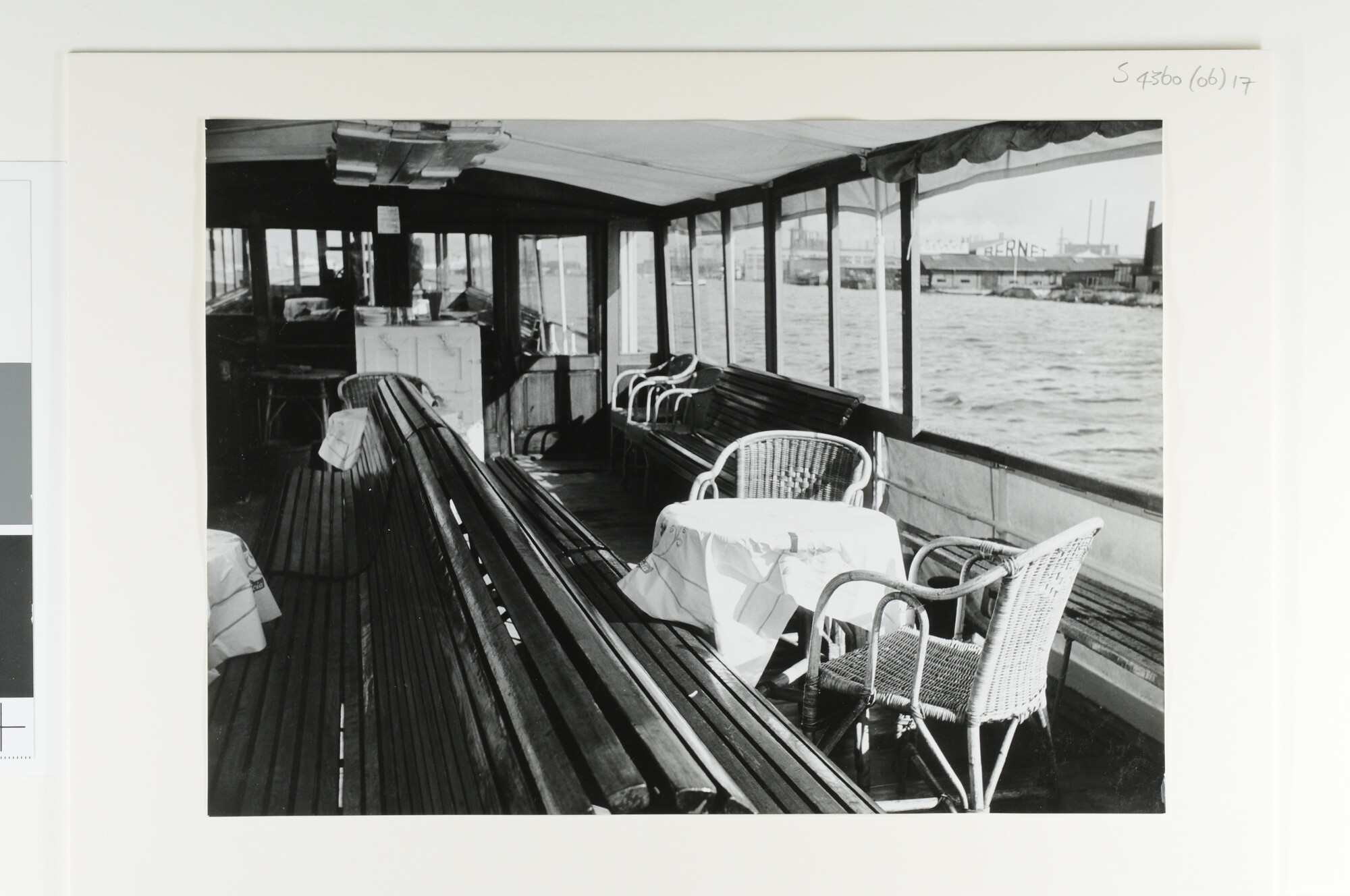 S.4360(06)17; Interieurfoto's genomen aan boord van het passagiersschip ms. 'Eemstroom'; fotoreportage