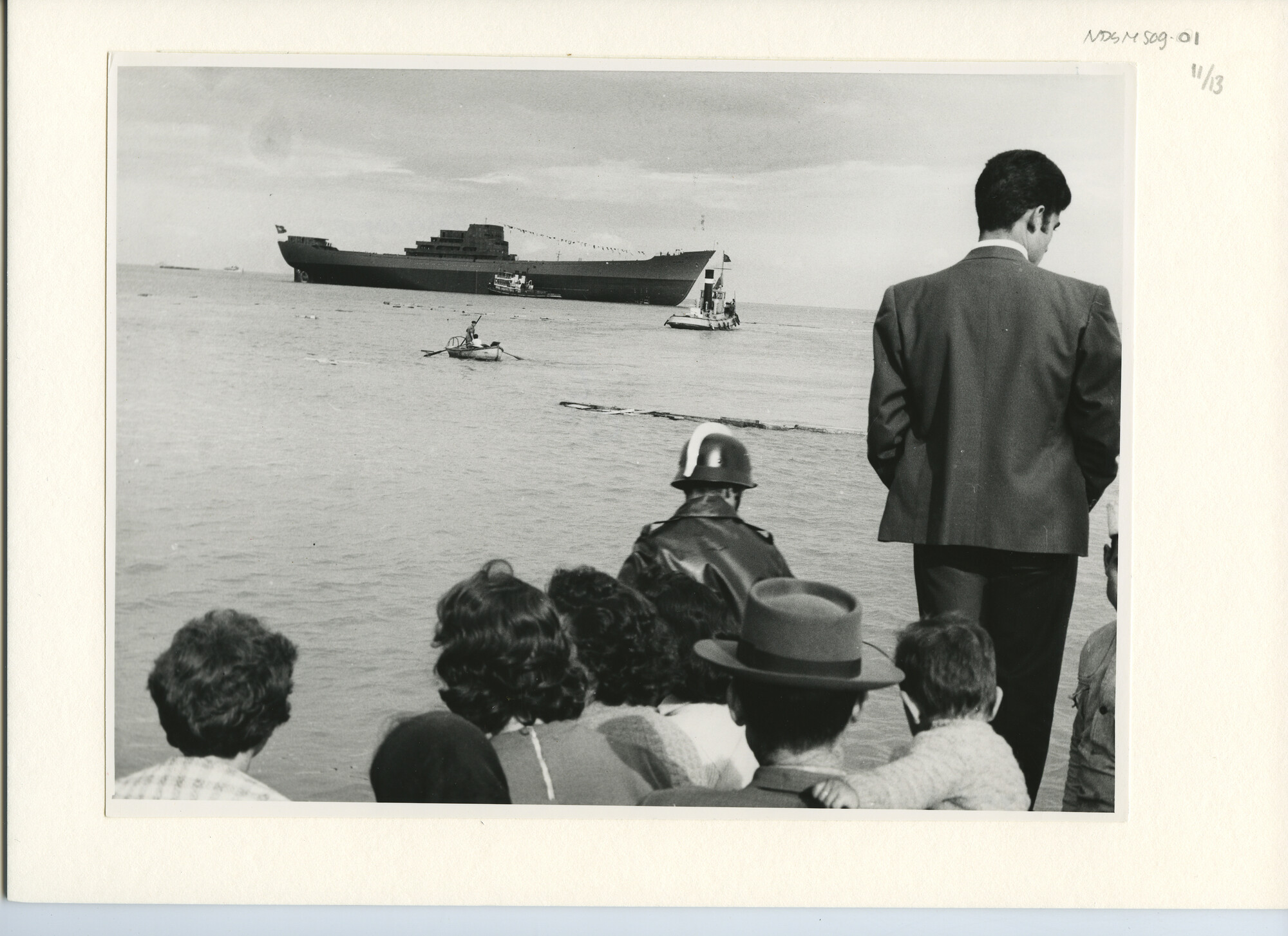 S.5444(2928)11; Foto van de tewaterlating en inzegening van het Portugese vrachtschip ms. Beira; foto