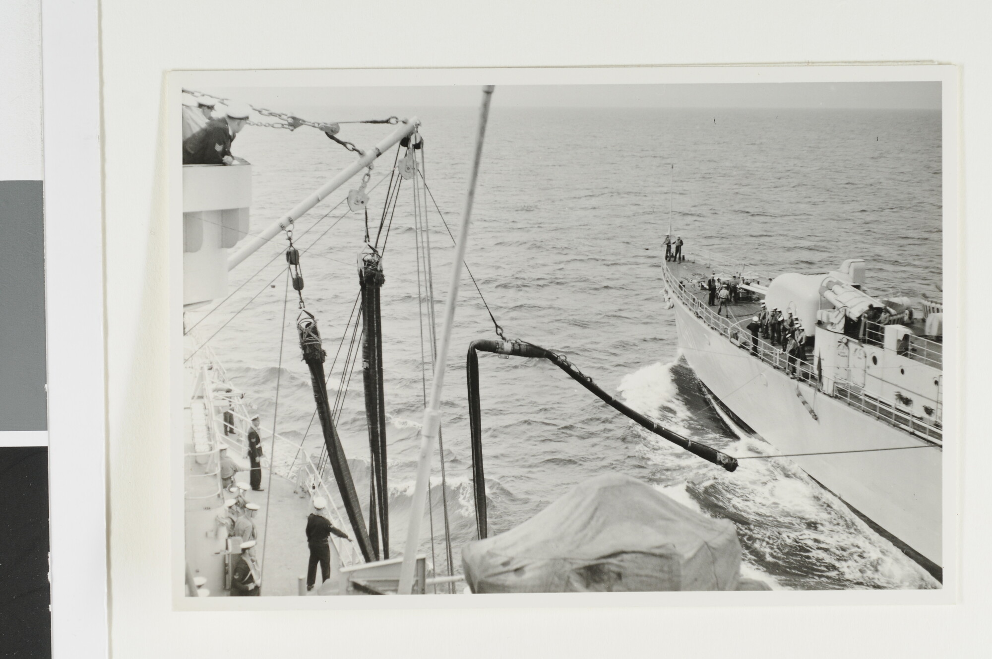 1992.1700; De onderzeebootjager Hr.Ms. Gelderland (D 811) vaart langszij het [...]; foto