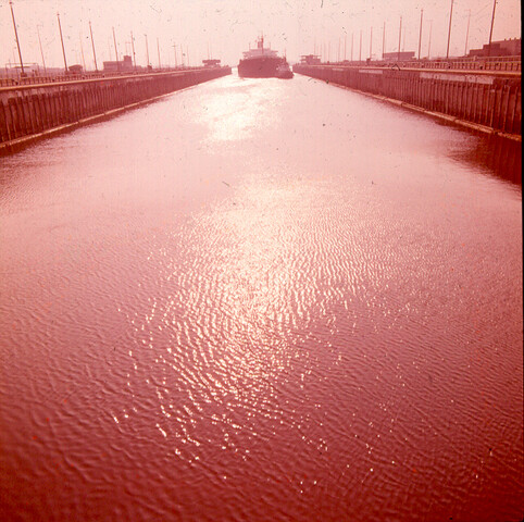 S.9100(2085); Dia (tegenlichtopname) van de Duitse bulkcarrier ms. Odin in de Noordersluis van IJmuiden [...]; diapositief