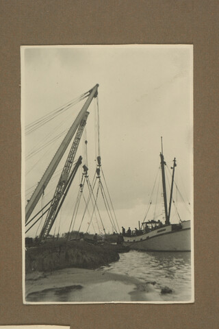 2001.1755; Omslag met vele foto's en knipsels van meest bergingsactiviteiten door Reederij v/h Gebroeders Goedkoop te Amsterdam in de periode 1929 / 1949; omslag