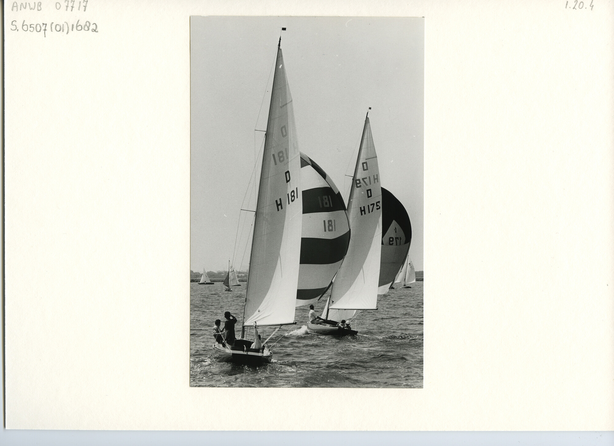 S.6507(01)1682; Foto van Draken op Alkmaardermeer tijdens Almaardermeerweek; foto
