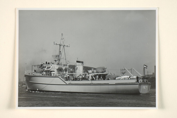 1995.1068; De mijnenveger Hr.Ms. Sneek (M 824) kort na de overdracht door de werf van [...]; foto