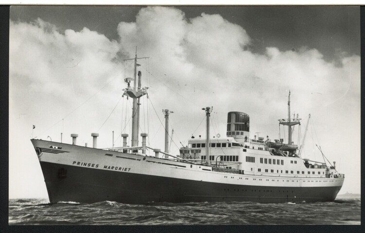 S.6408(0351); Het vrachtschip met passagiersaccommodatie ms. Prinses Margriet van de [...]; prentbriefkaart