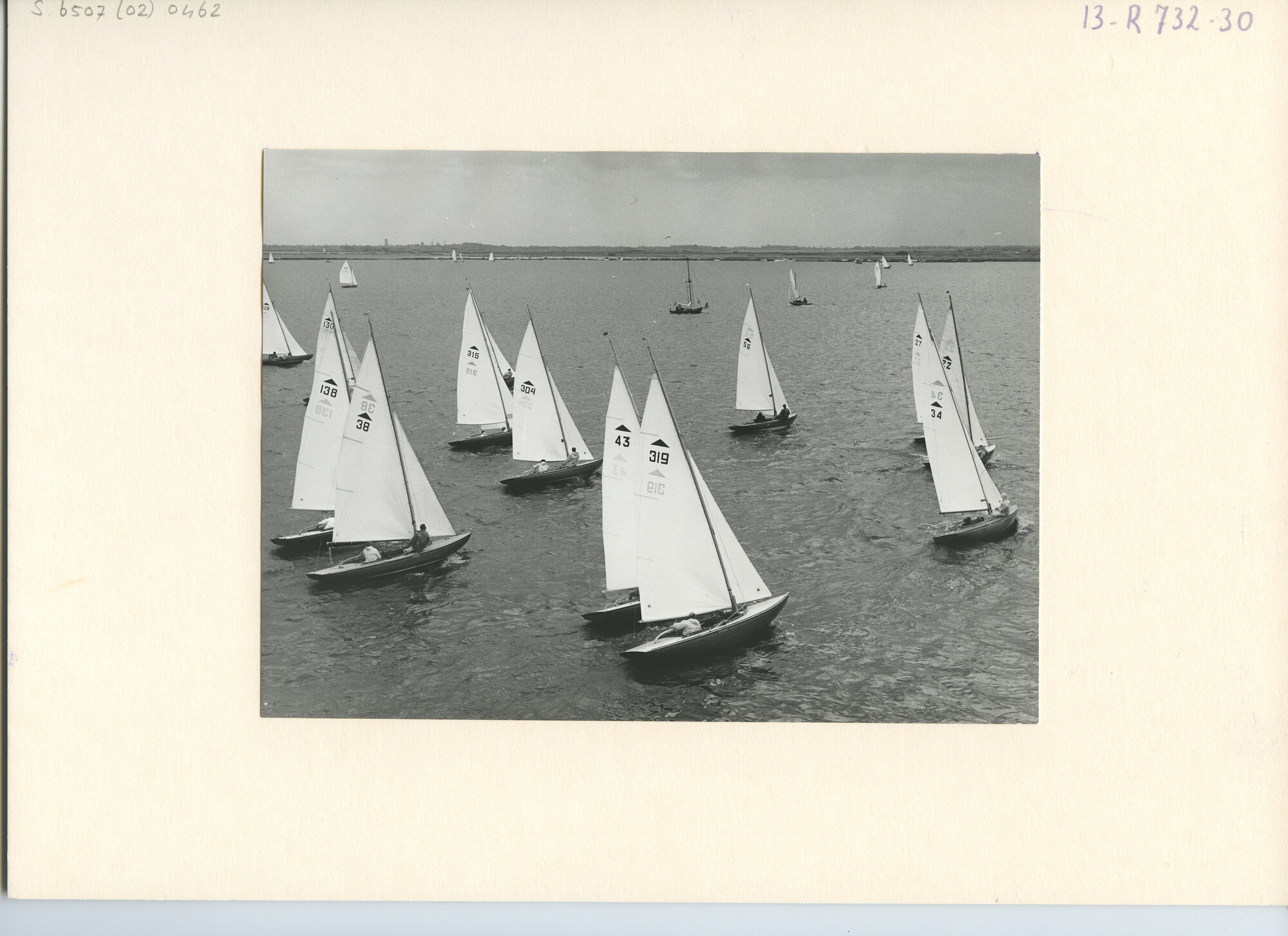 S.6507(02)0462; Zwart-wit foto van de start van de Pampus-klasse tijdens de Sneekweek 1964; foto