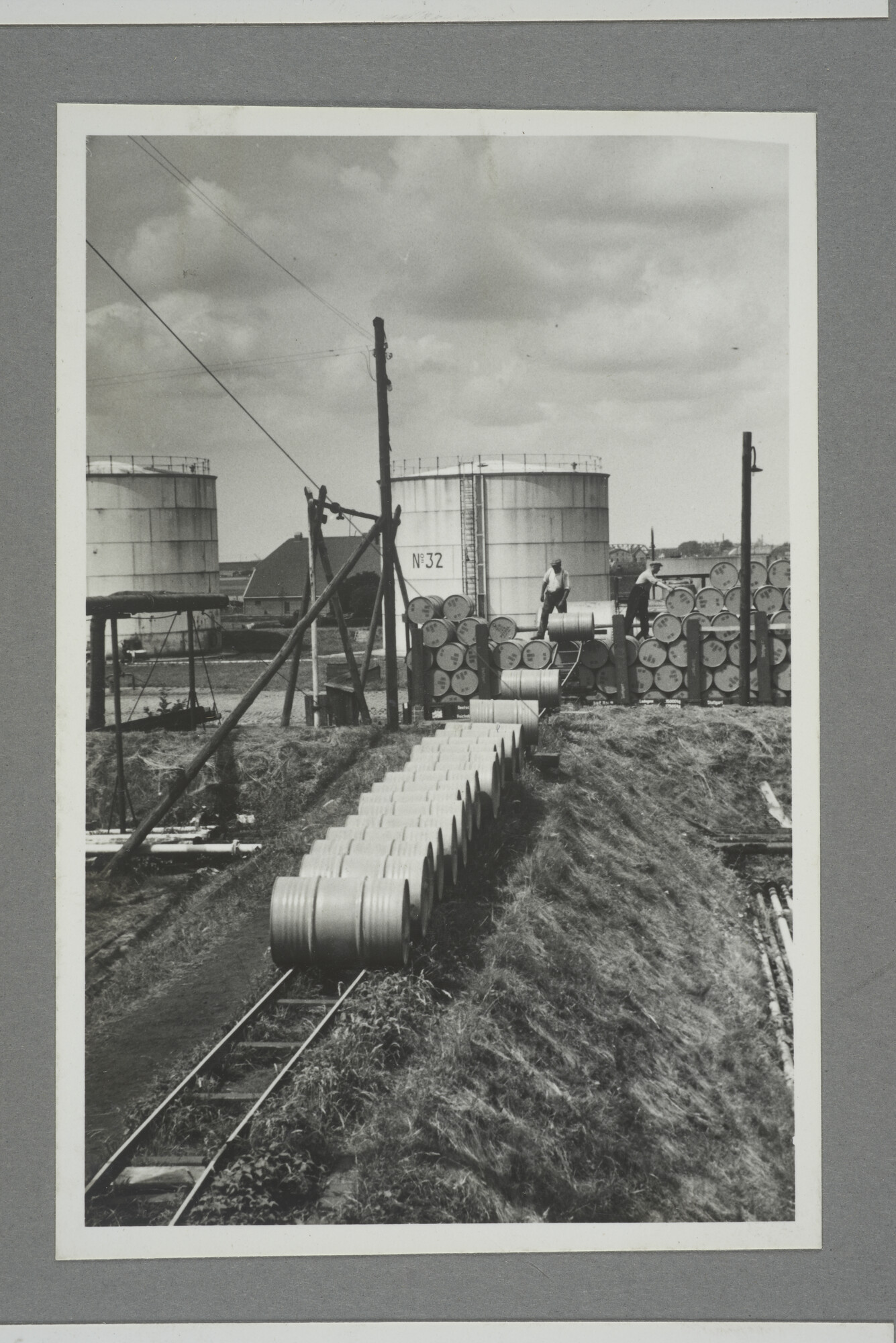 1998.2177; Omslag/ album met een grote hoeveelheid proeffoto's gemaakt door mw. A.M. Wolff-Koller in opdracht van de Gemeente Handelsinrichtingen in Amsterdam; omslag