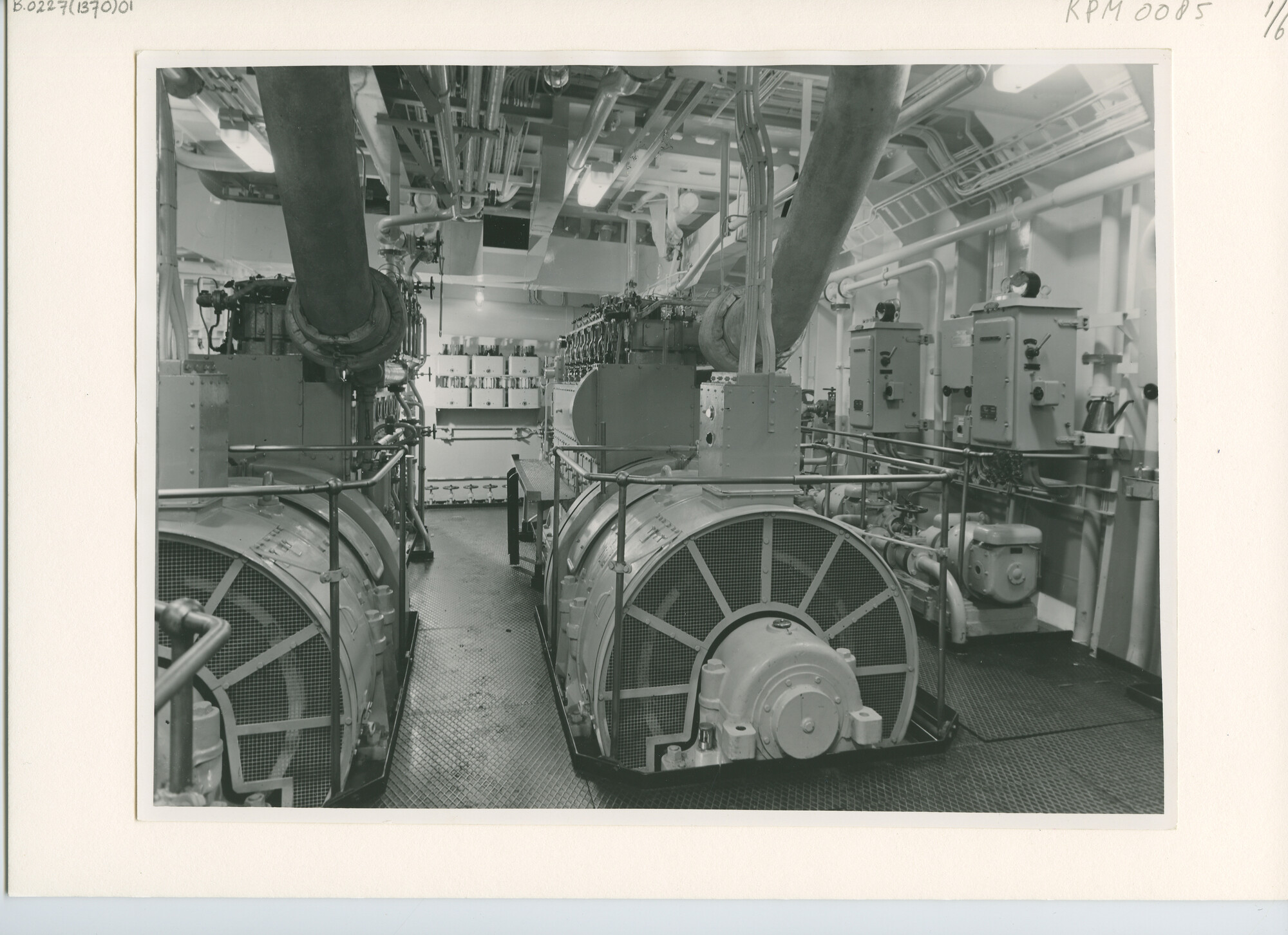 B.0227(1370)01; Interieurfoto's van de machinekamer van ms. 'Roggeveen'; foto