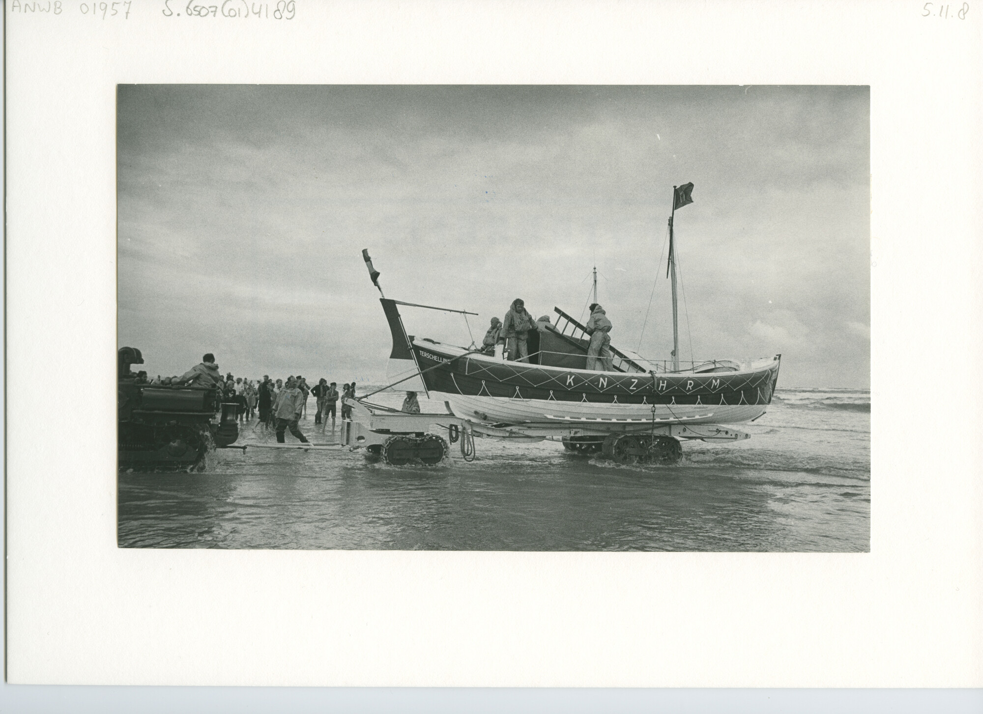 S.6507(01)4189; De K.N.Z.H.R.M. laat op demonstratietochten regelmatig zien hoe de reddingbootbemanning met het materiaal werken, zoals op deze foto.; foto